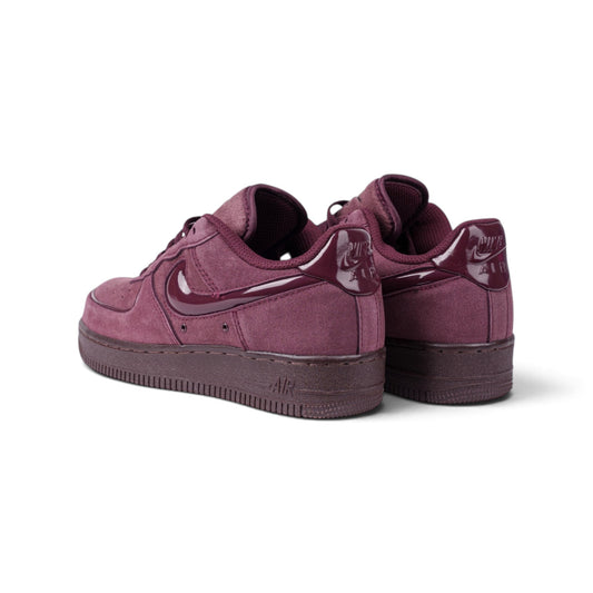 Nike Air Force 1 Low бордовые замшевые кроссовки — пара, вид сзади | GAMEOVERSHOP