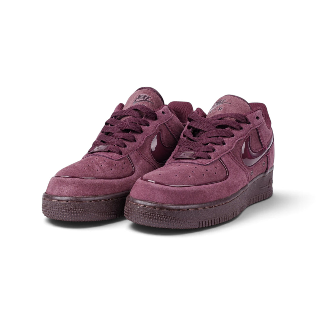 Nike Air Force 1 Low бордовые замшевые кроссовки — пара, вид спереди | GAMEOVERSHOP