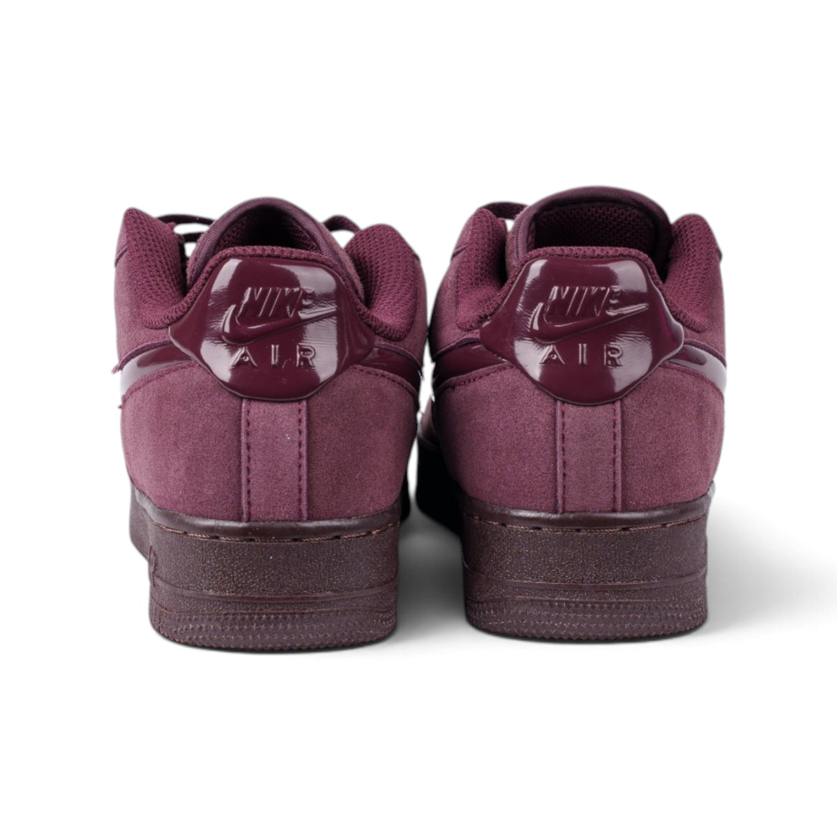Nike Air Force 1 Low бордовые замшевые кроссовки — вид сзади, логотип | GAMEOVERSHOP