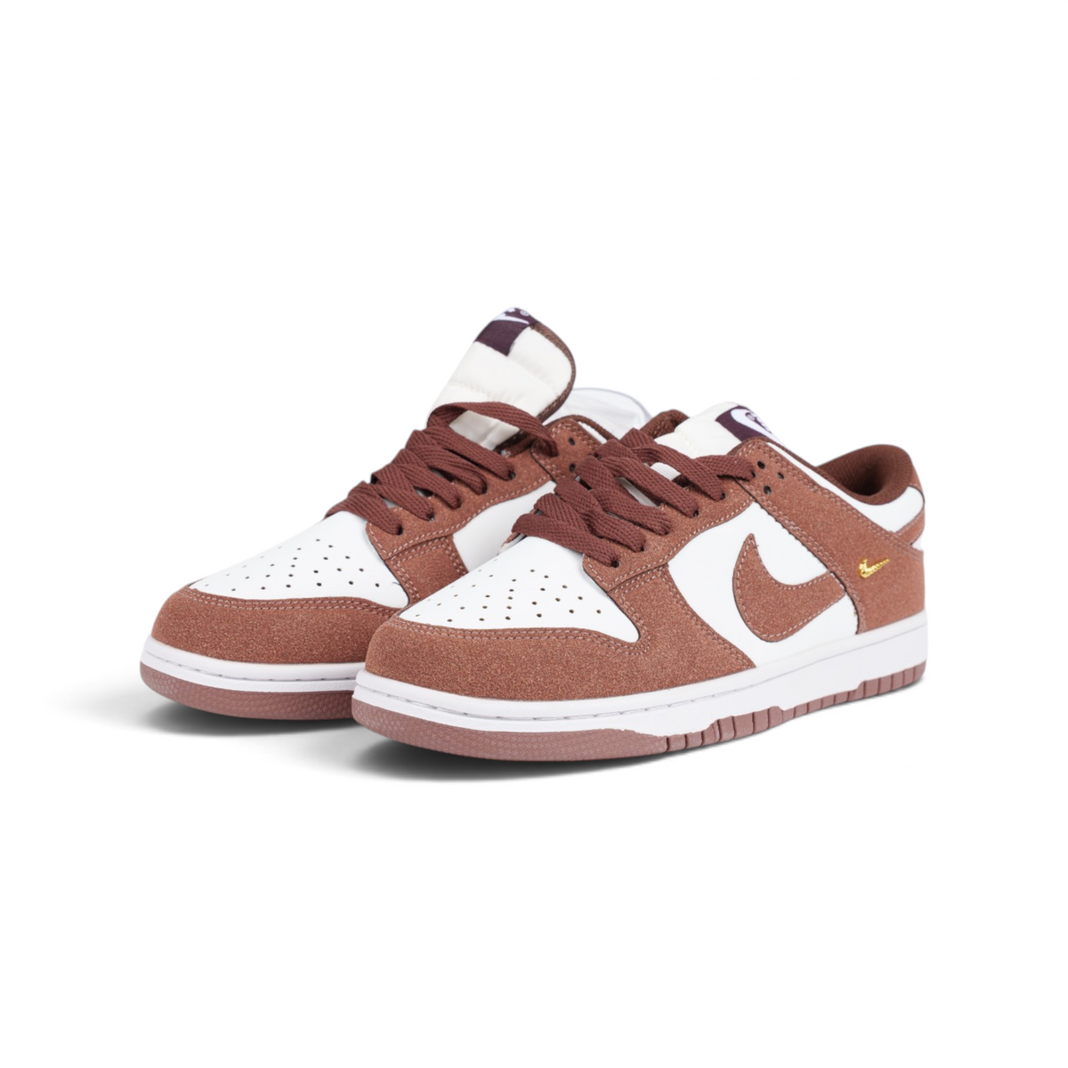 Nike Dunk Low коричнево-белые кроссовки — пара, вид спереди сбоку | GAMEOVERSHOP