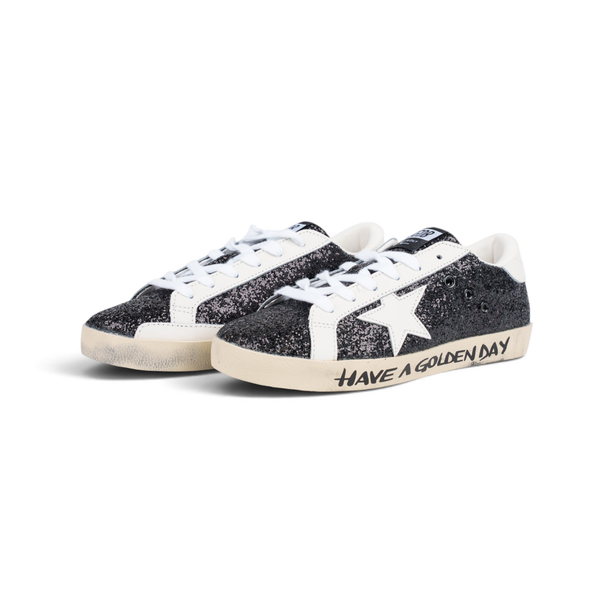 Golden Goose Superstar чёрные глиттерные с белой звездой кроссовки — пара, вид спереди сбоку | GAMEOVERSHOP