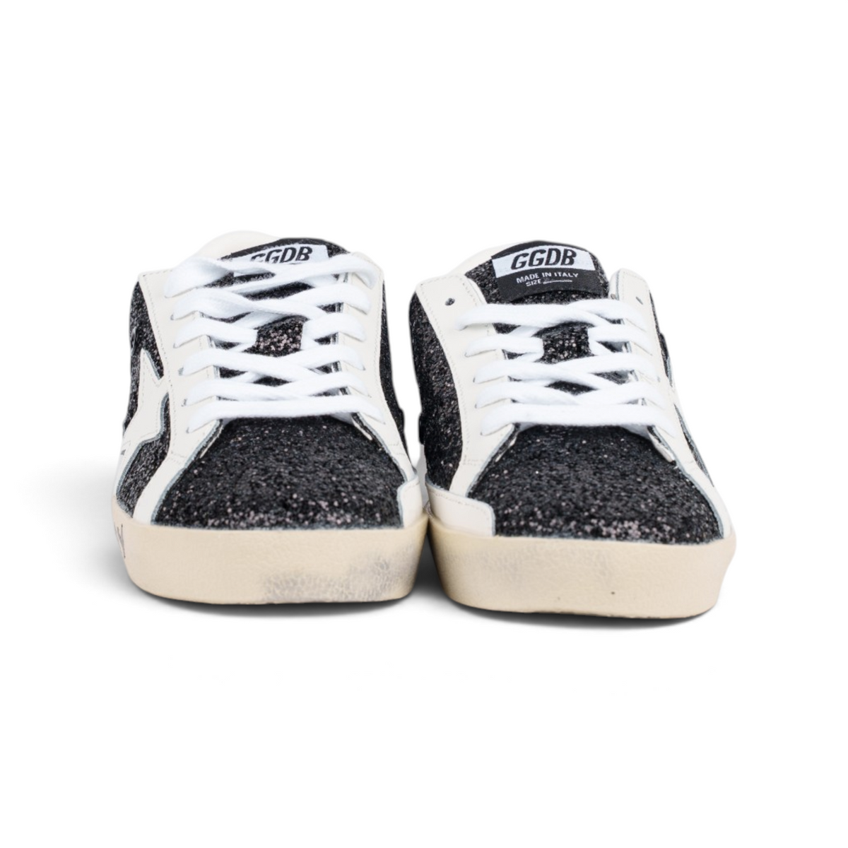 Golden Goose Superstar чёрные глиттерные с белой звездой кроссовки — пара, вид спереди | GAMEOVERSHOP
