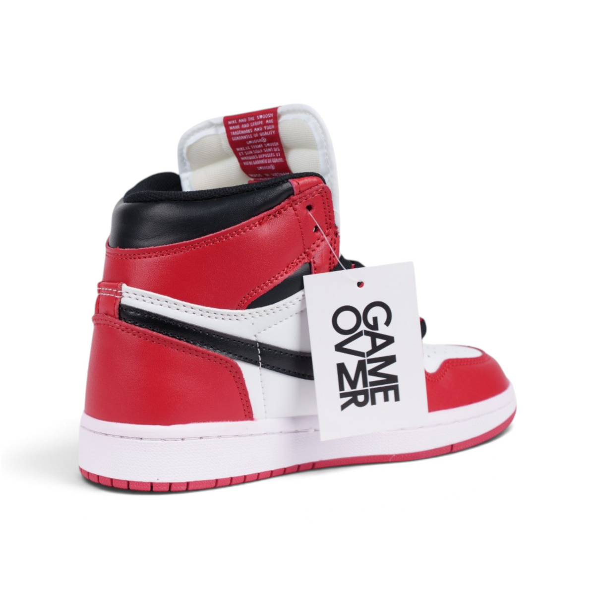 Nike Air Jordan 1 High OG Chicago красно-бело-чёрные кроссовки — вид сзади под углом, бирка | GAMEOVERSHOP