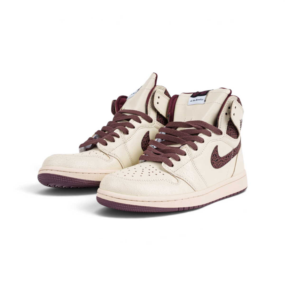 Nike Air Jordan 1 High OG A Ma Maniere кремовые кроссовки с бордовым — пара спереди под углом | GAMEOVERSHOP