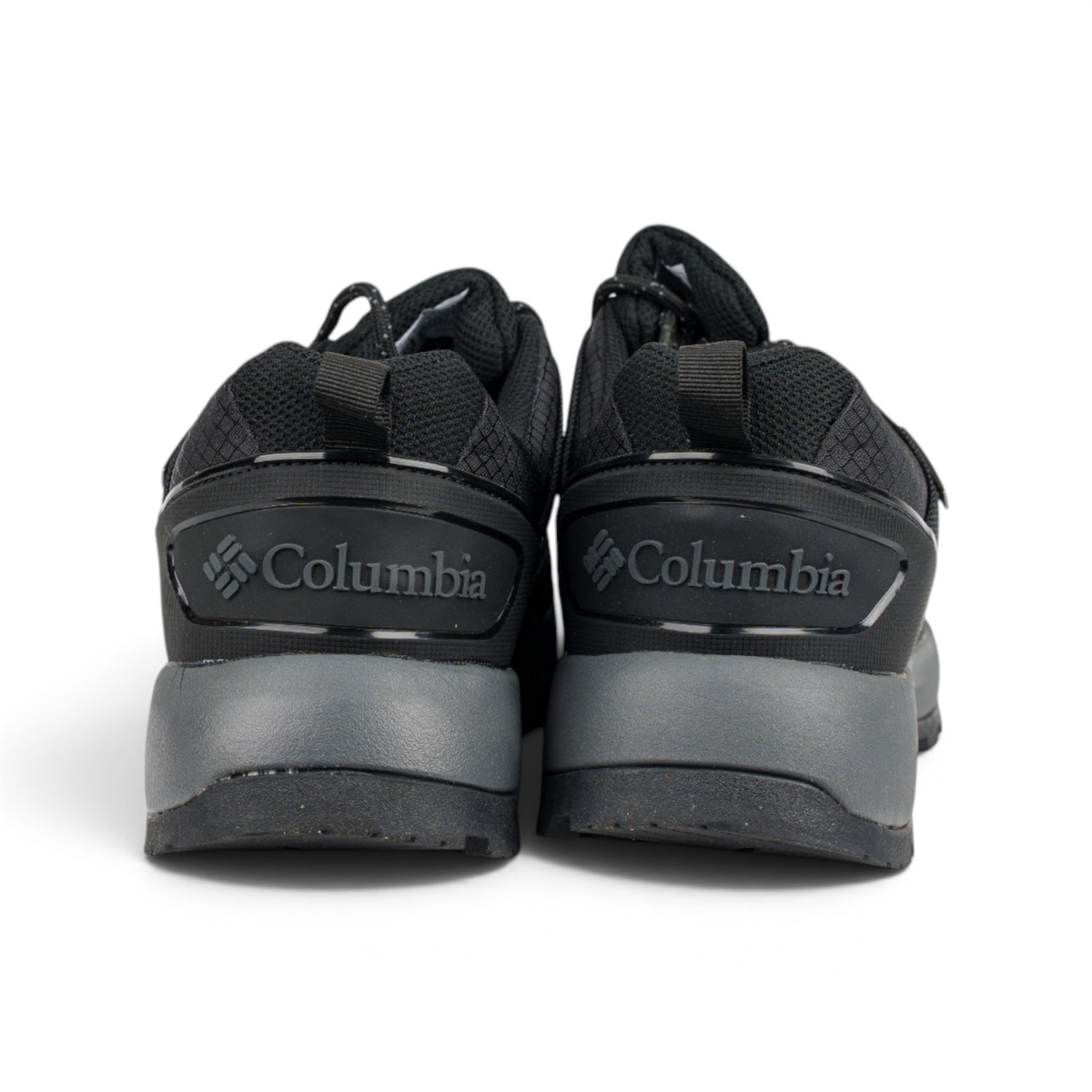 Columbia Gore-Tex чёрные кроссовки — пара, вид сзади, логотип на пятке | GAMEOVERSHOP
