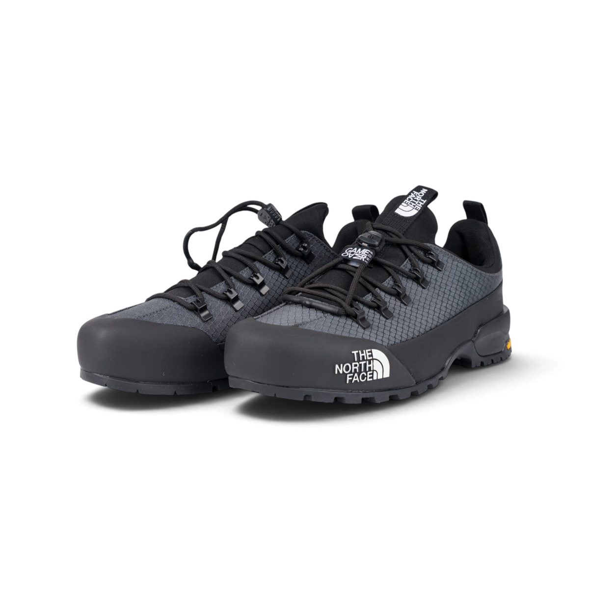 The North Face Glenclyffe Low серые кроссовки — пара, вид спереди-сбоку | GAMEOVERSHOP
