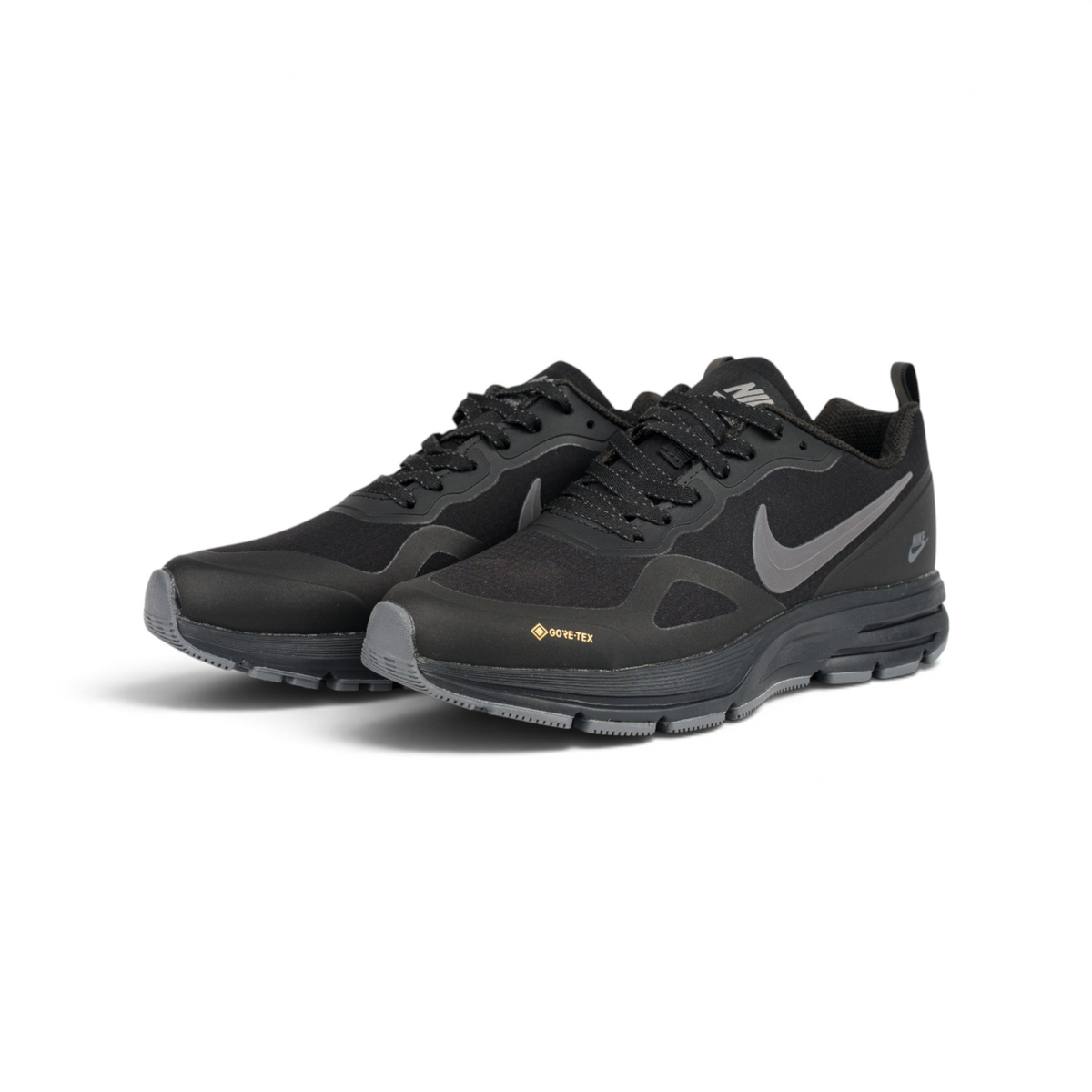 Nike Gore-Tex Termo чёрные кроссовки с серым swoosh — пара, вид спереди | GAMEOVERSHOP