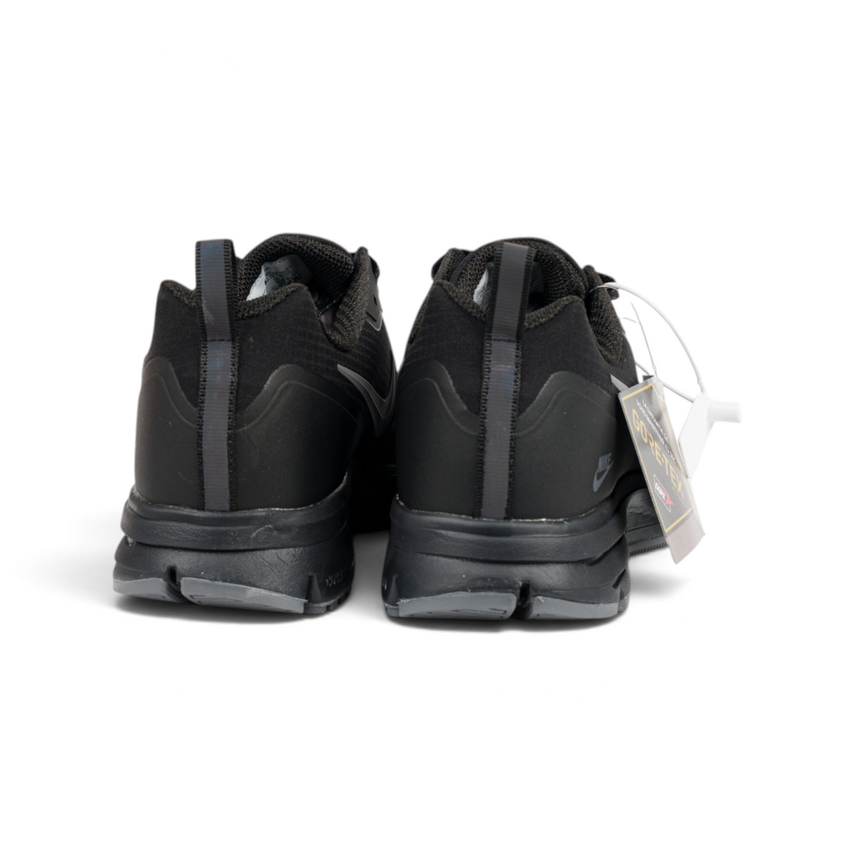 Nike Gore-Tex Termo чёрные кроссовки с серым swoosh — вид сзади с биркой | GAMEOVERSHOP