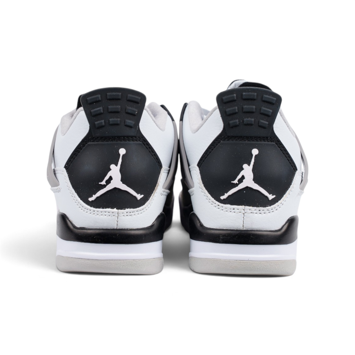 Nike Air Jordan 4 Retro Military Black белые с бежевыми вставками кроссовки — вид сзади, пара | GAMEOVERSHOP