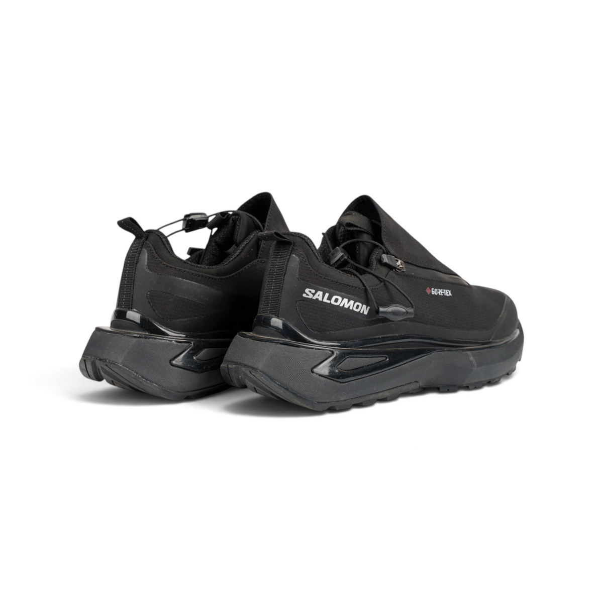 Salomon Gore-Tex Moc Black чёрные кроссовки-слипоны — пара, вид сзади под углом | GAMEOVERSHOP