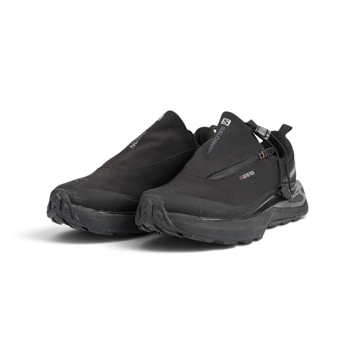Salomon Gore-Tex Moc Black чёрные кроссовки-слипоны — пара, вид спереди под углом | GAMEOVERSHOP