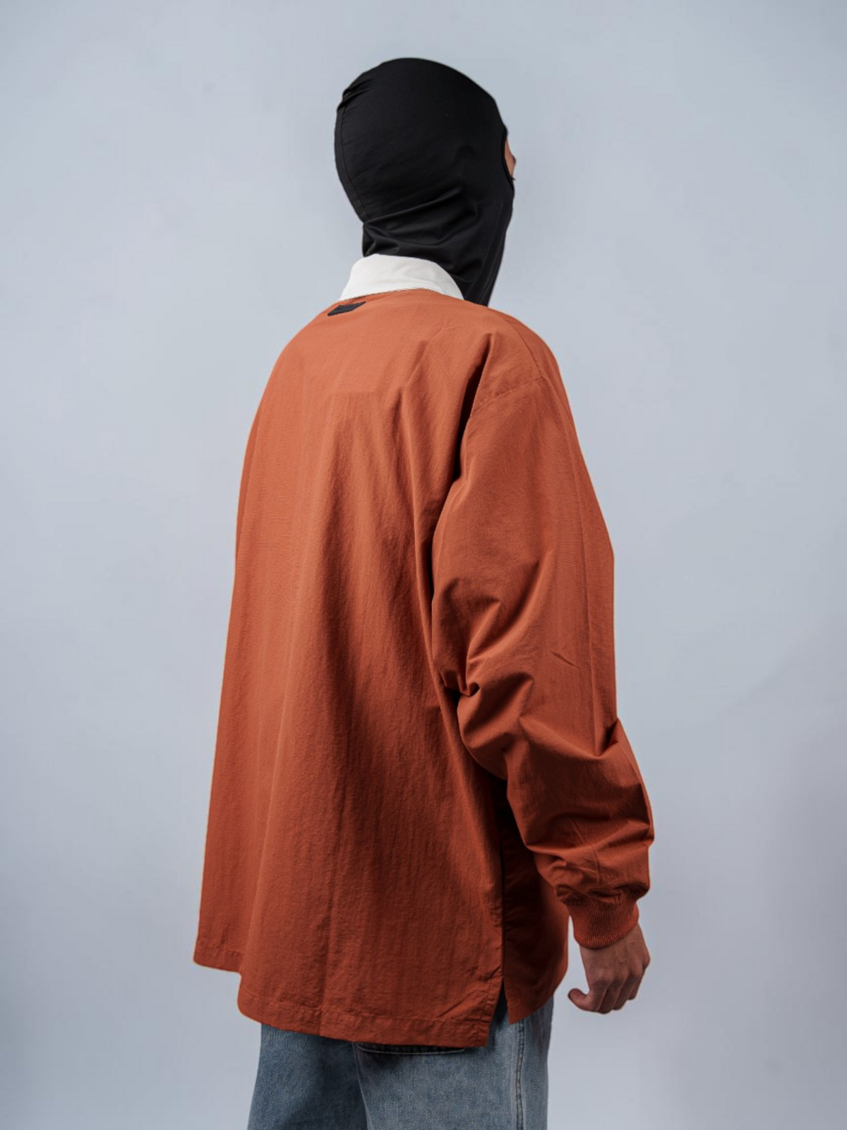 Polo T-Shirt GO Brown терракотовое поло с кремовым воротником — вид сзади под углом на модели | GAMEOVERSHOP