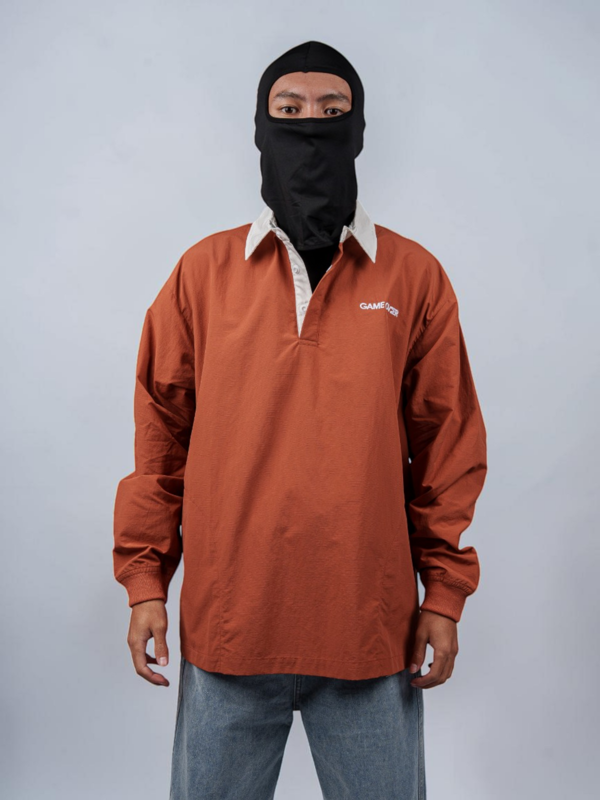 Polo T-Shirt GO Brown терракотовое поло с кремовым воротником — вид спереди на модели, открытый воротник | GAMEOVERSHOP