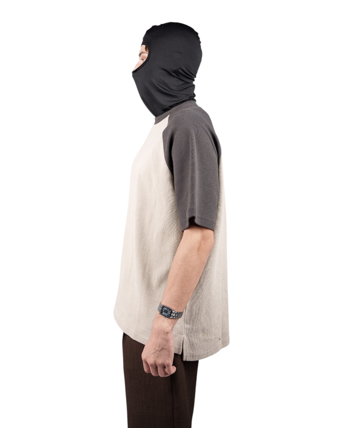 T-Shirt GO бежевая футболка с тёмными рукавами — вид сбоку на модели | GAMEOVERSHOP
