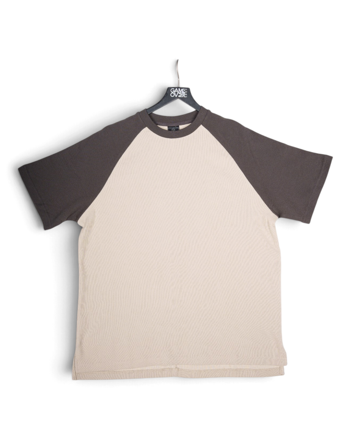 T-Shirt GO бежевая футболка с тёмными рукавами — на вешалке, вид спереди | GAMEOVERSHOP