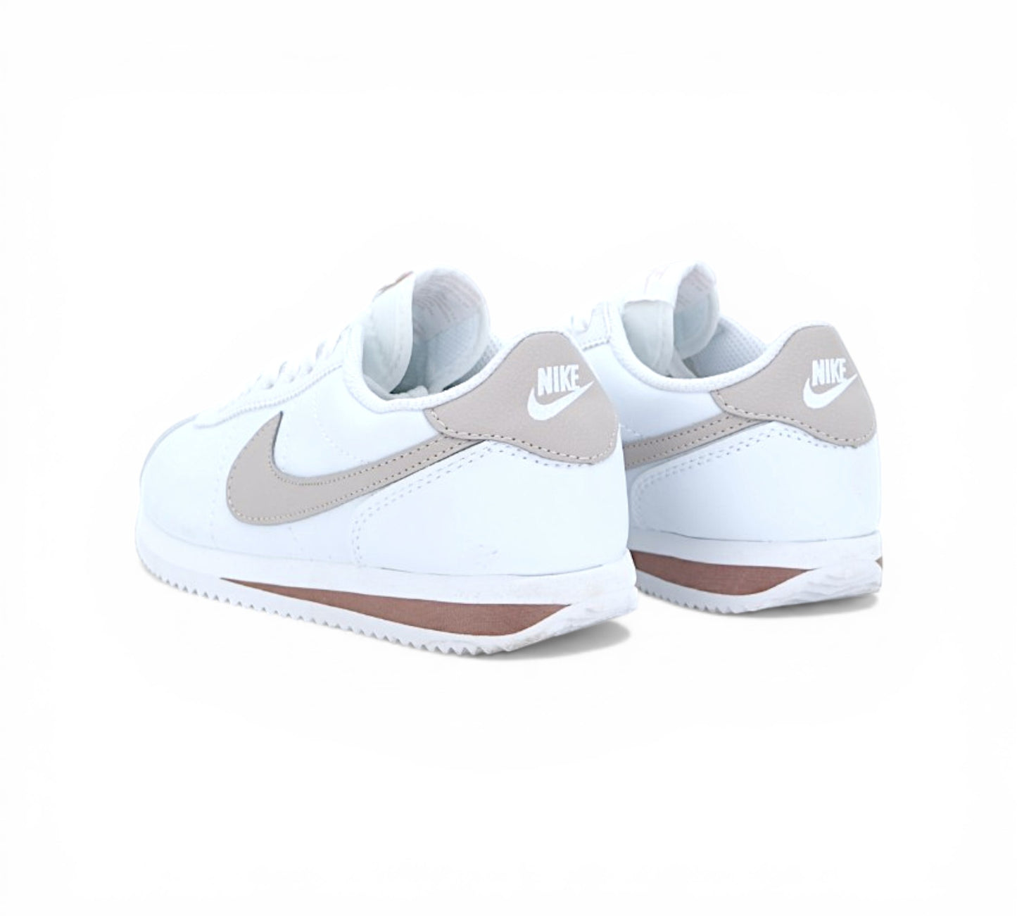 Кроссовки Nike Cortez белые с бежевыми деталями, вид сбоку