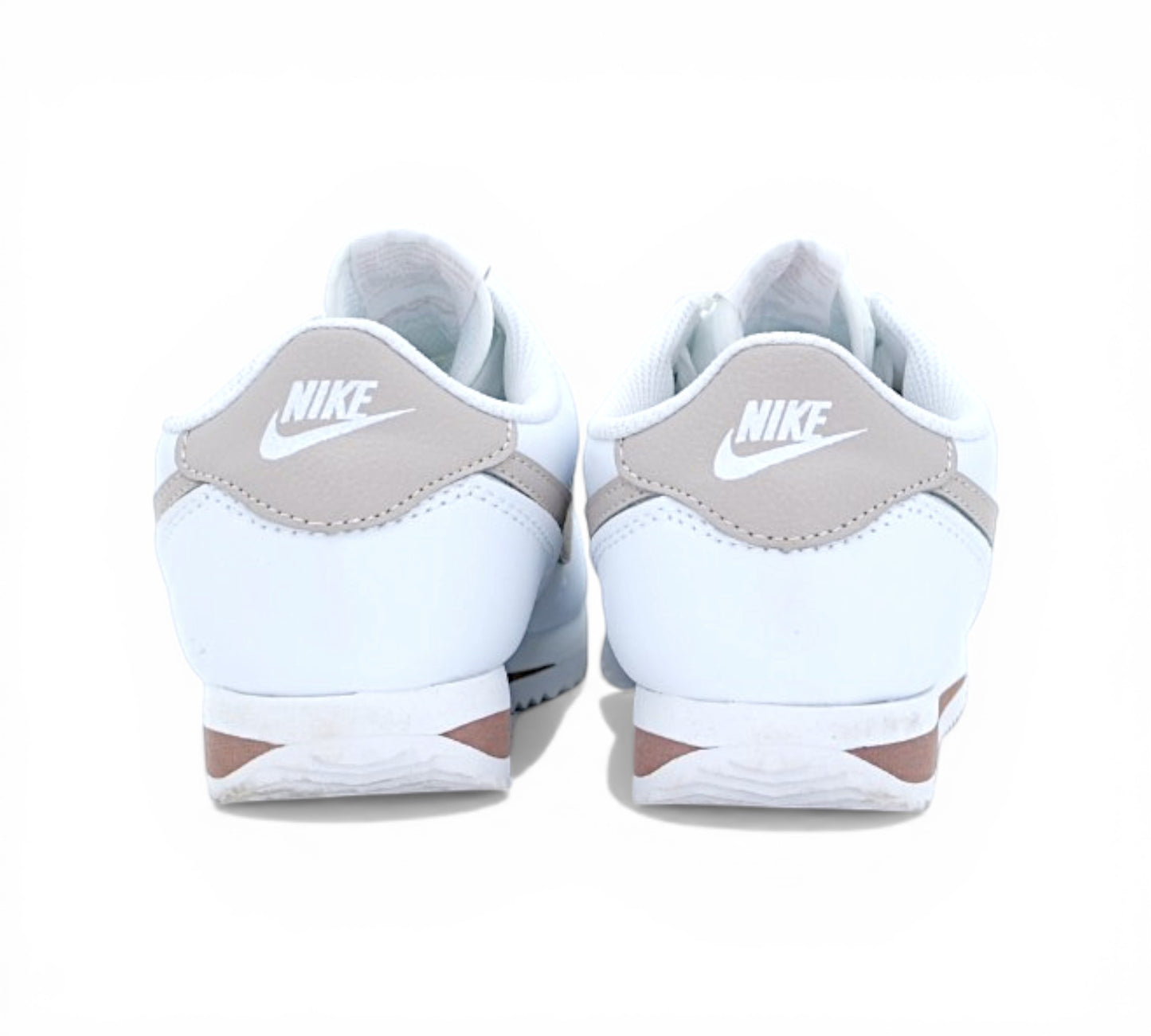 Кроссовки Nike Cortez белые с бежевыми деталями, вид сбоку