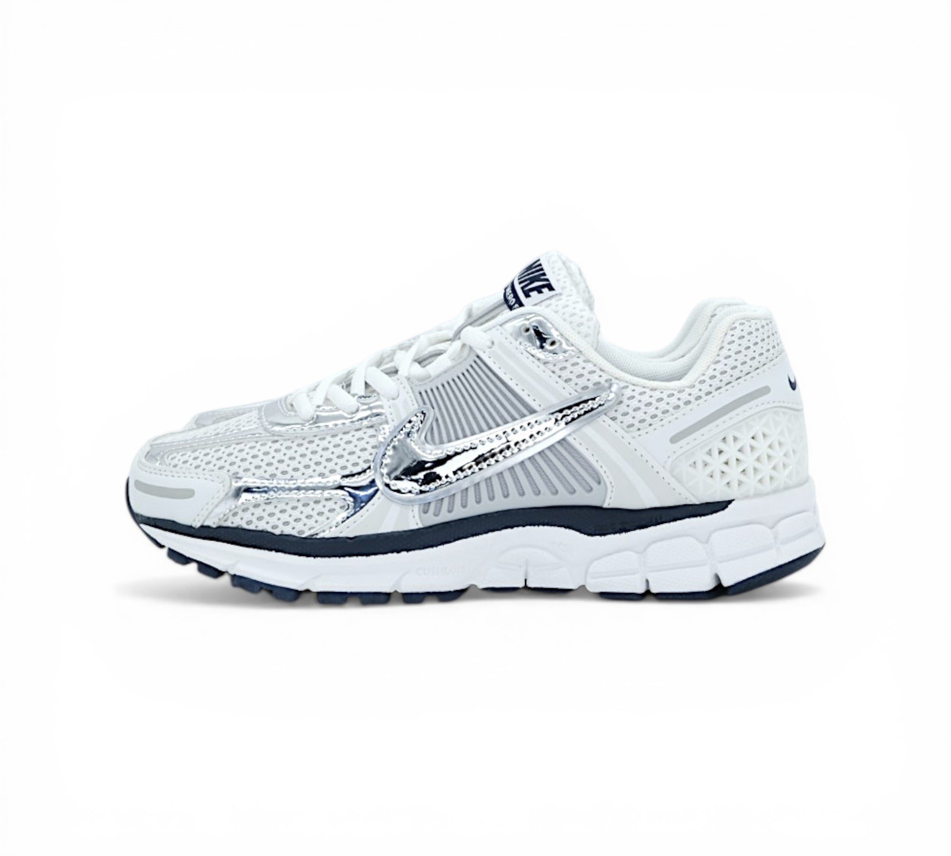 Кроссовки Nike Zoom Vomero 5, белые с серебристым, вид сбоку