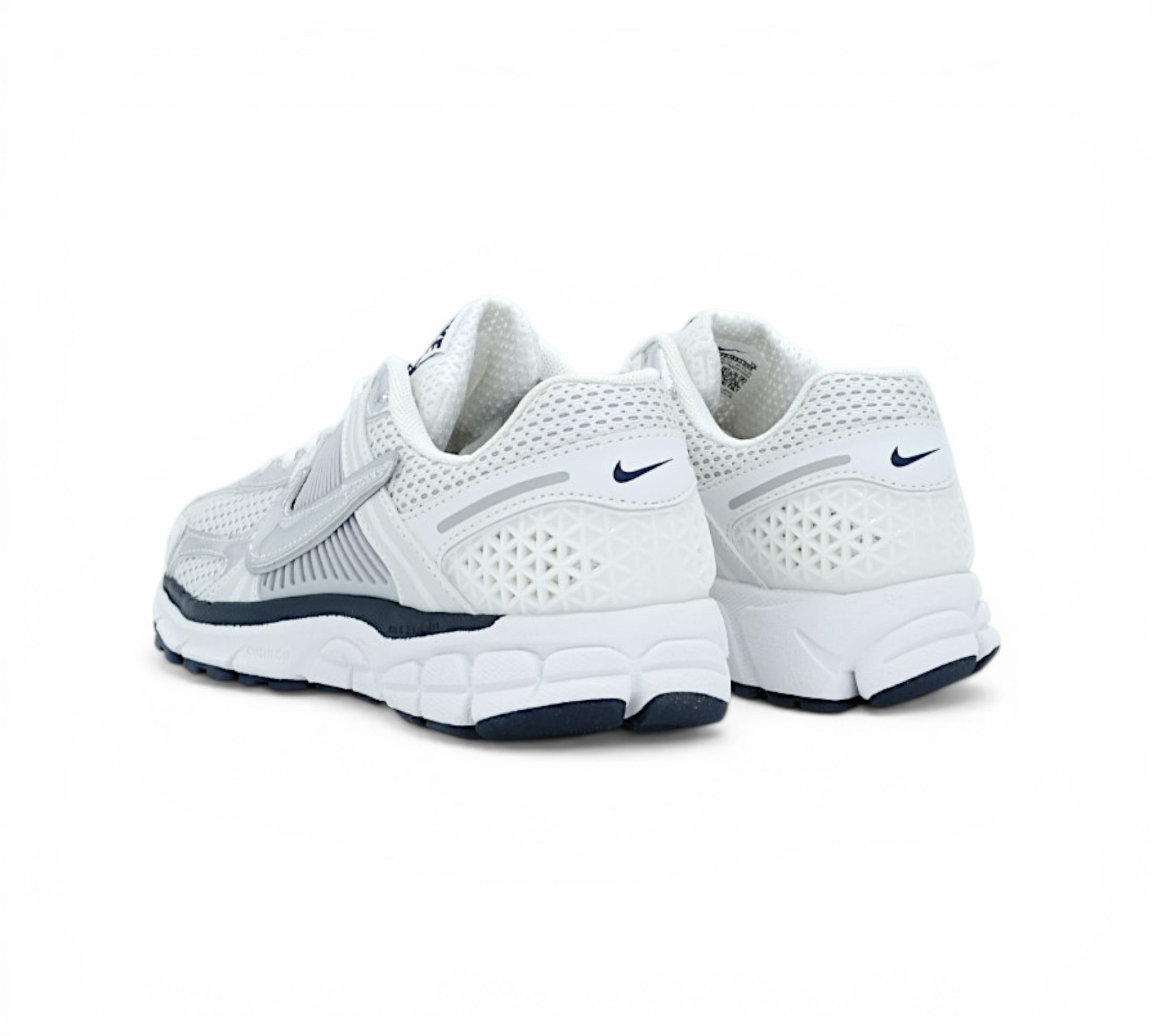 Кроссовки Nike Zoom Vomero 5, белые с серебристым, вид сбоку
