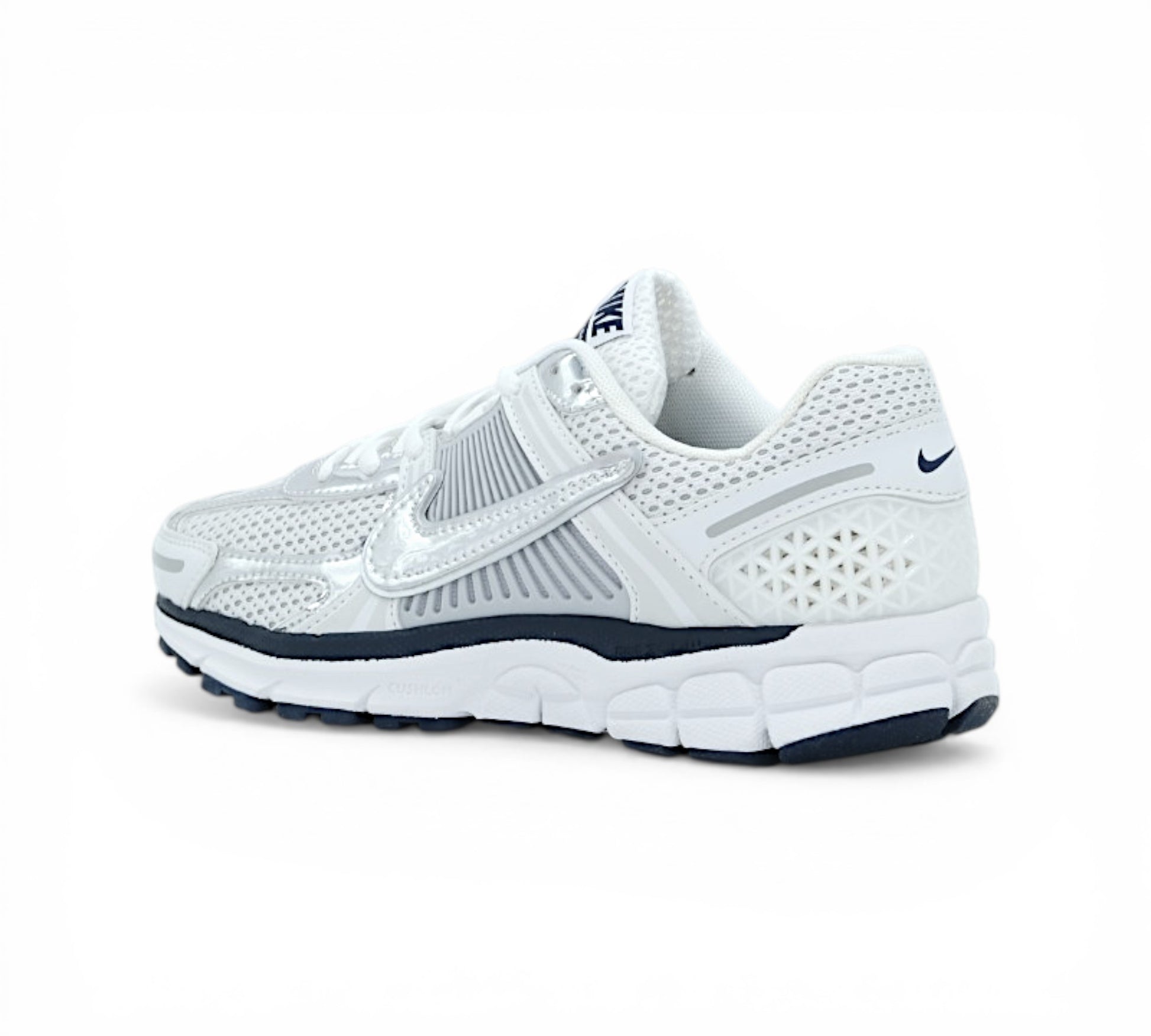 Кроссовки Nike Zoom Vomero 5, белые с серебристым, вид сбоку