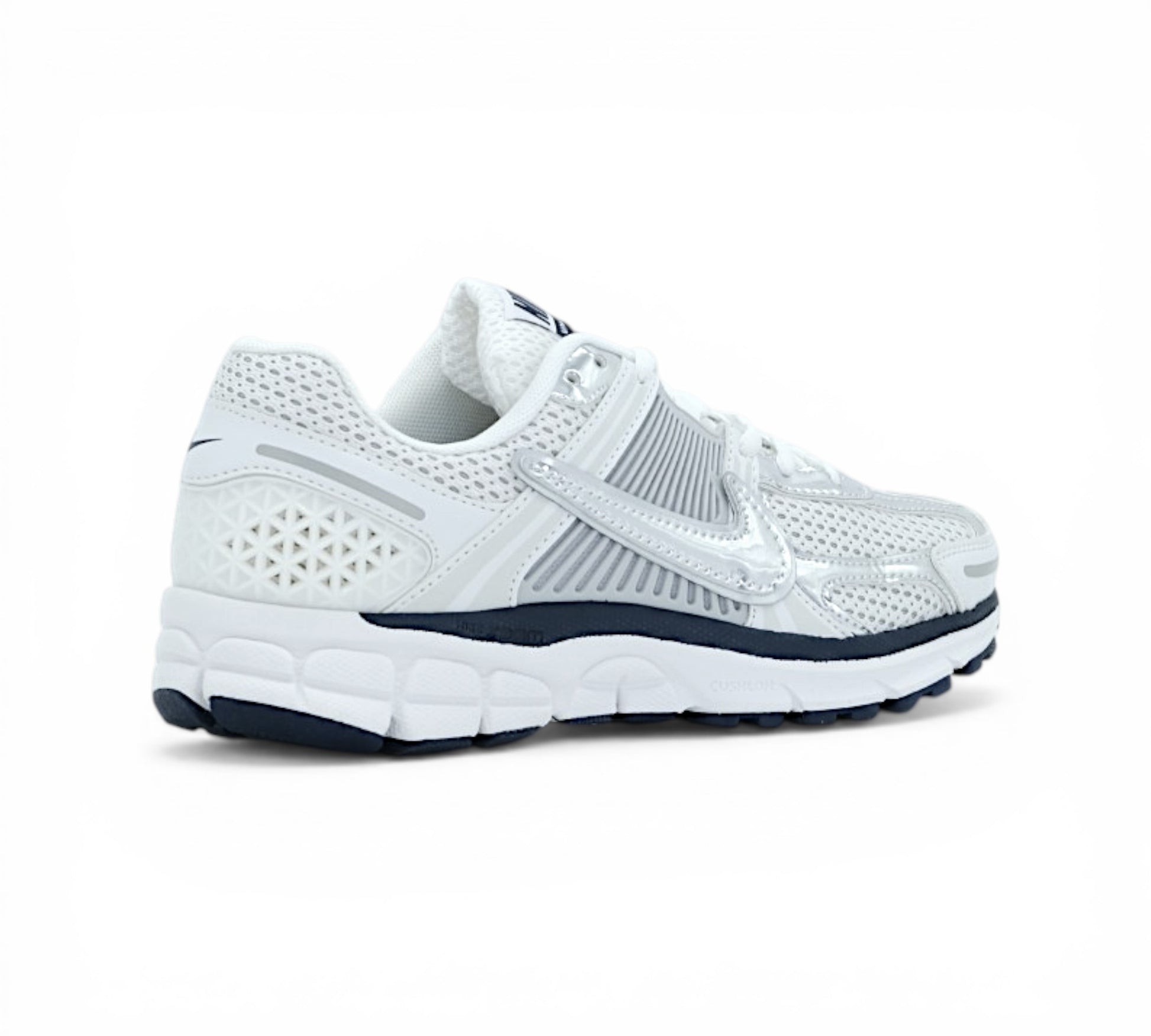 Кроссовки Nike Zoom Vomero 5, белые с серебристым, вид сбоку