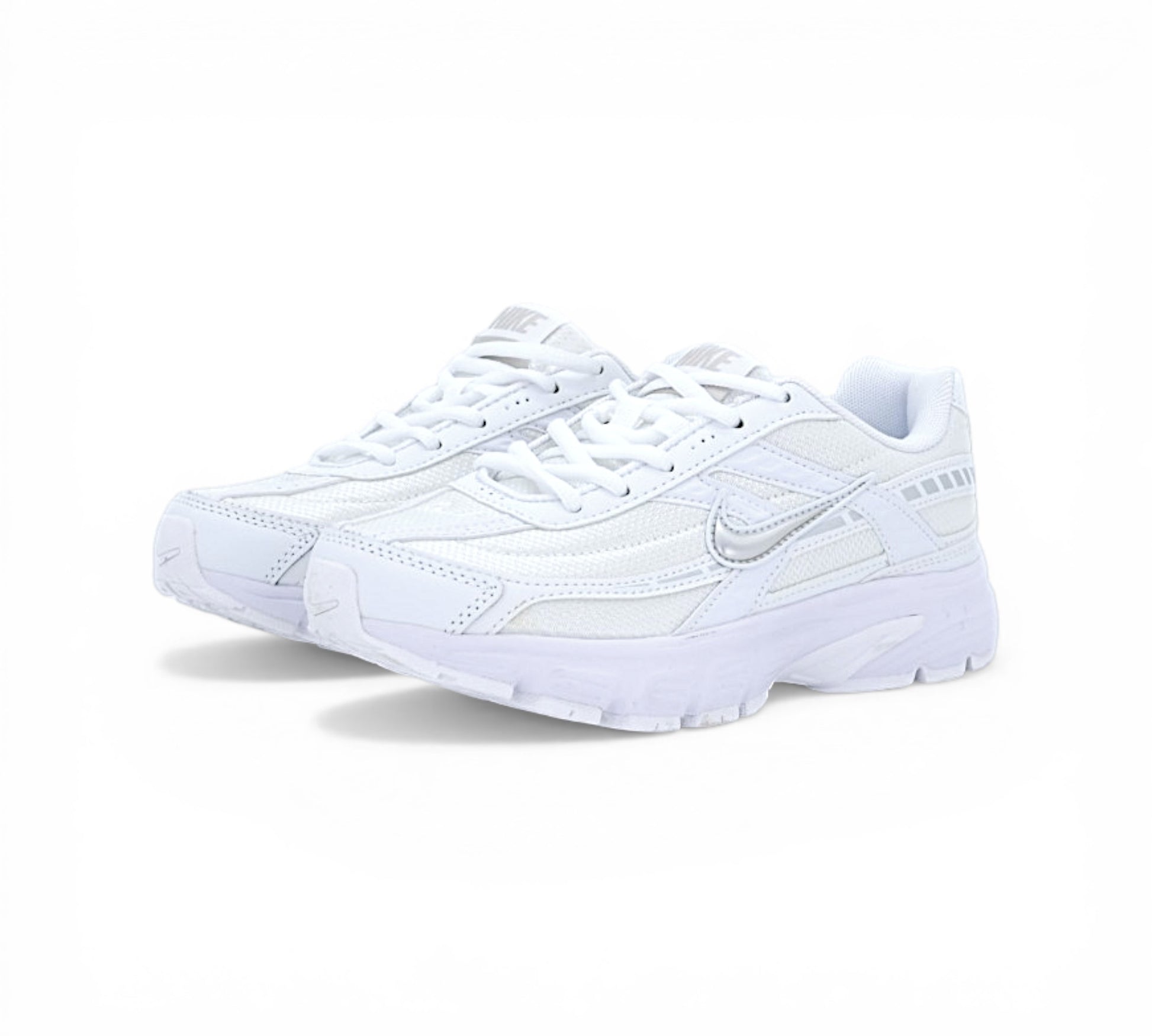 Кроссовки Nike белые, вид сбоку