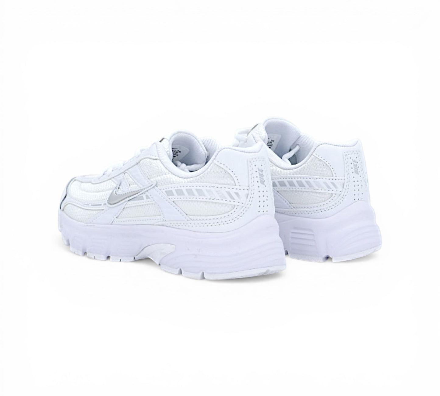Кроссовки Nike белые, вид сбоку