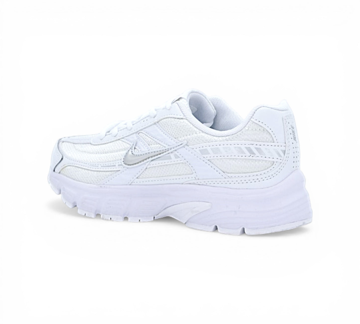 Кроссовки Nike белые, вид сбоку