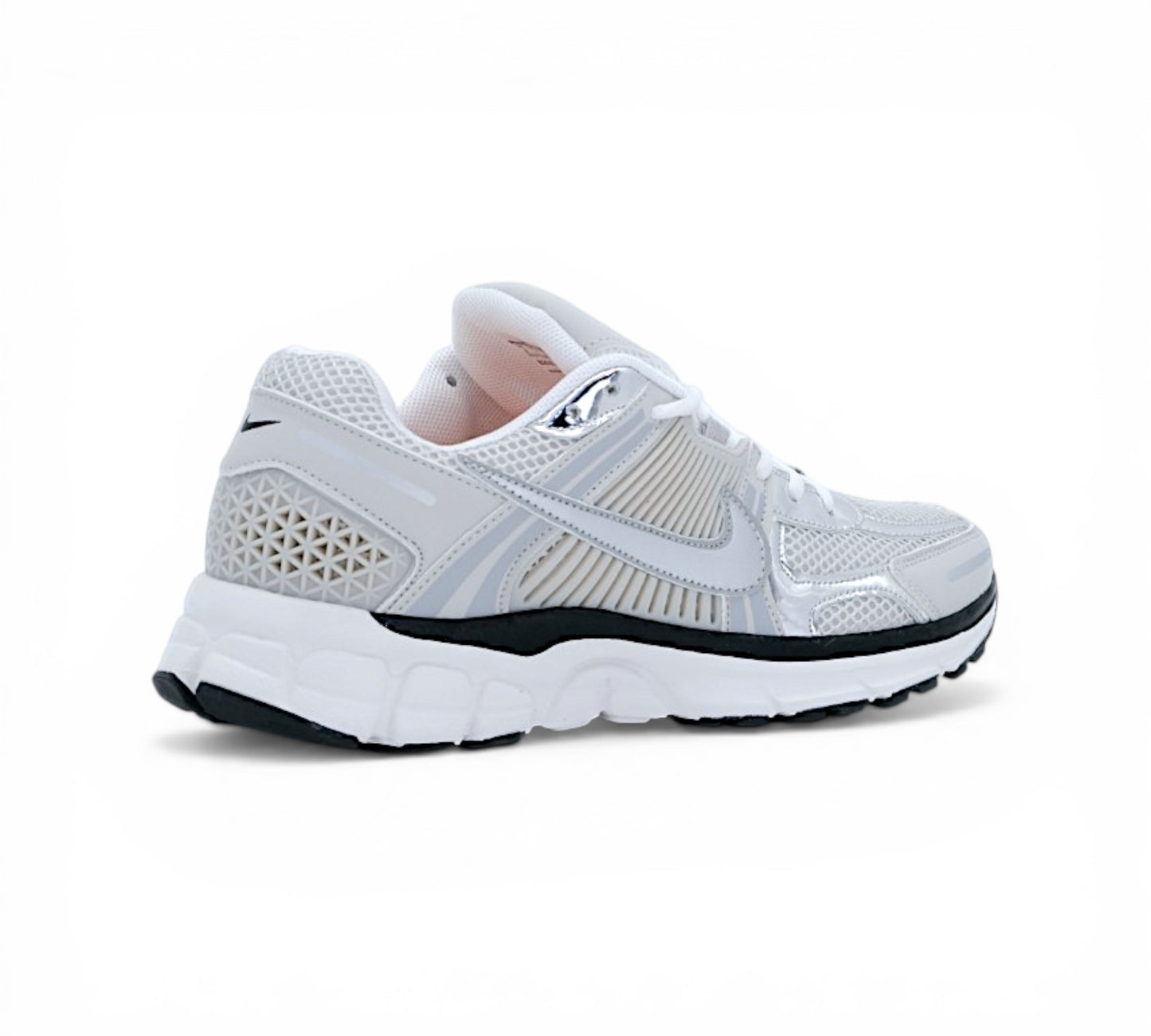 Кроссовки Nike Zoom Vomero 5, серые, вид сбоку