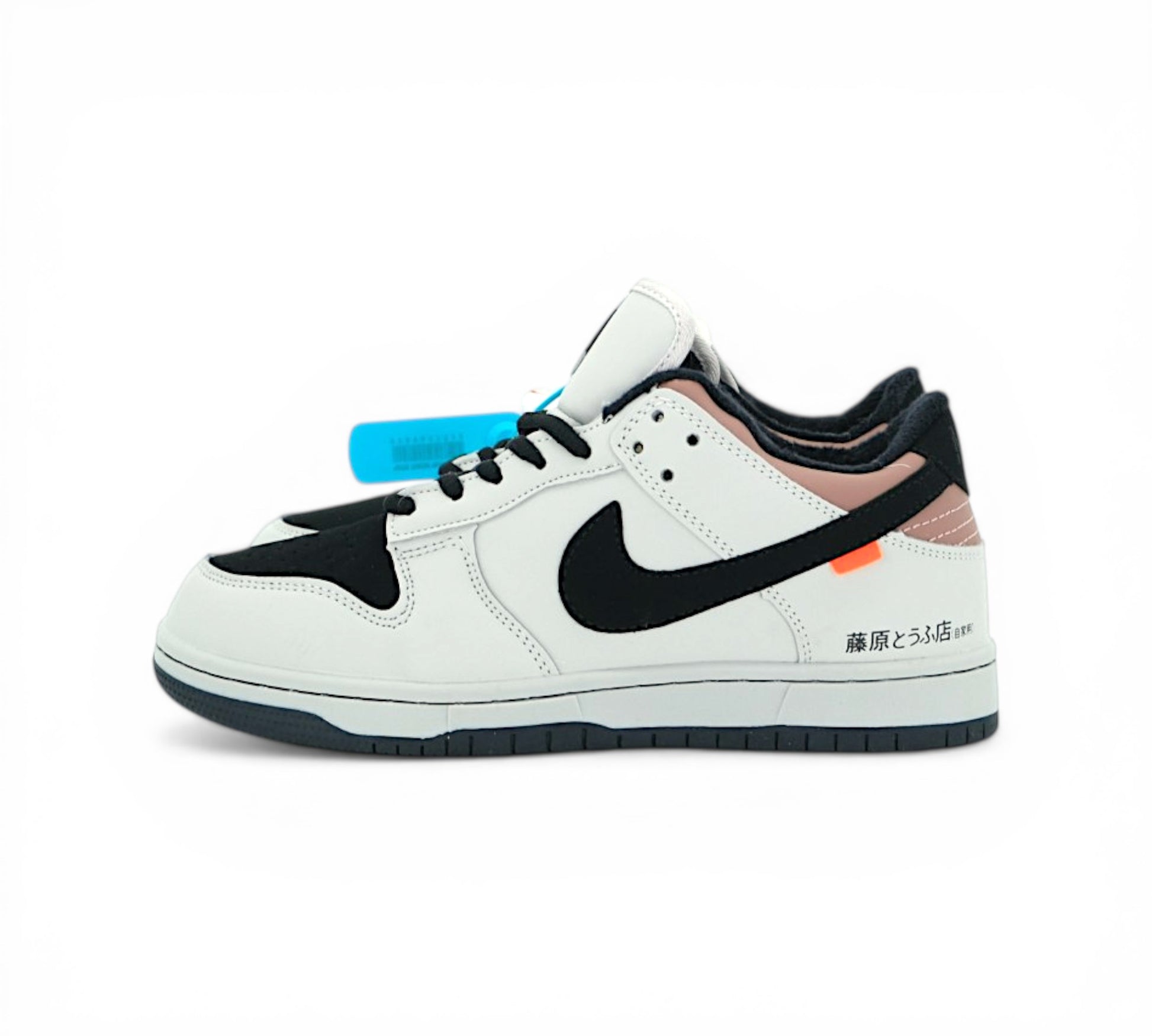Кроссовки Nike SB Dunk Low AE86, белые с черным, вид сбоку