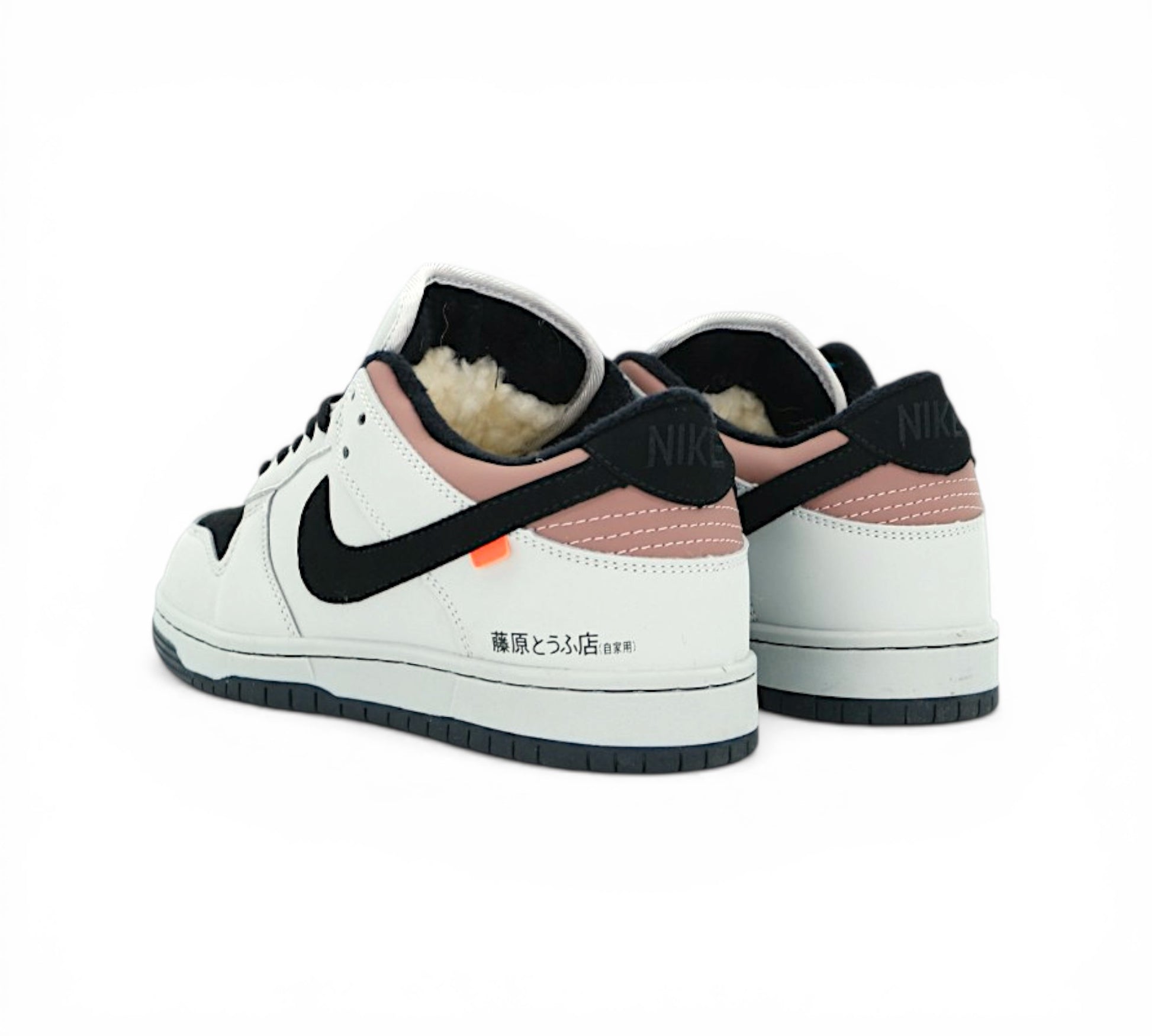 Кроссовки Nike SB Dunk Low AE86, белые с черным, вид сбоку