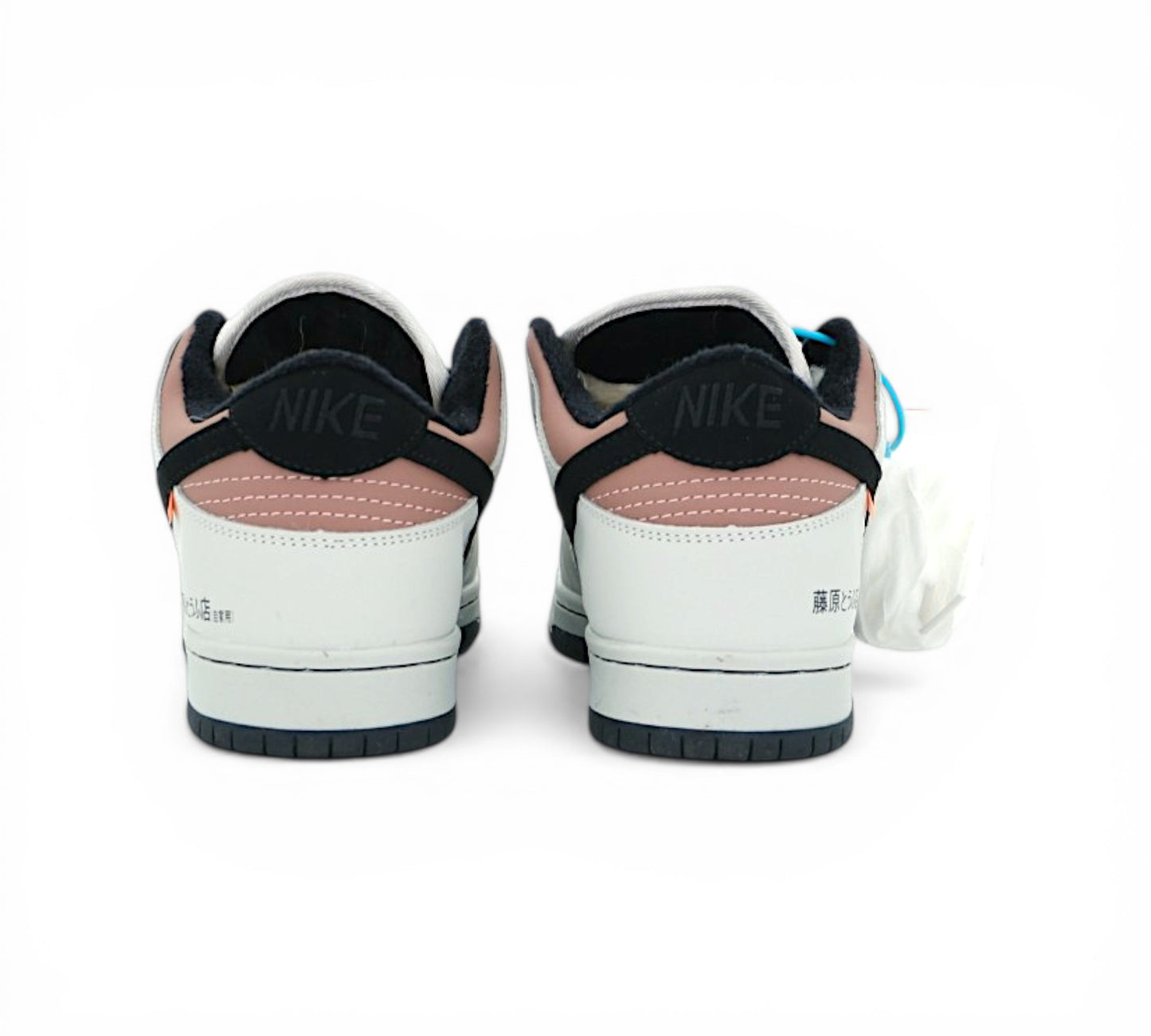 Кроссовки Nike SB Dunk Low AE86, белые с черным, вид сбоку