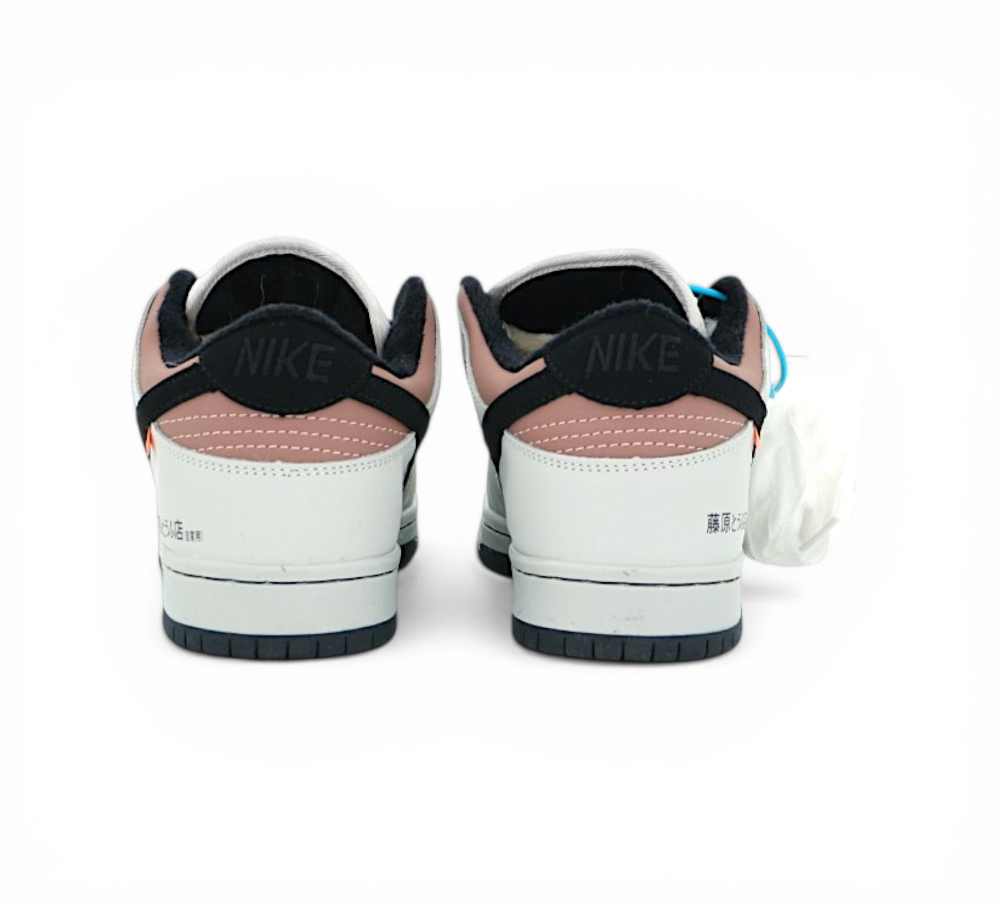 Кроссовки Nike SB Dunk Low AE86, белые с черным, вид сбоку