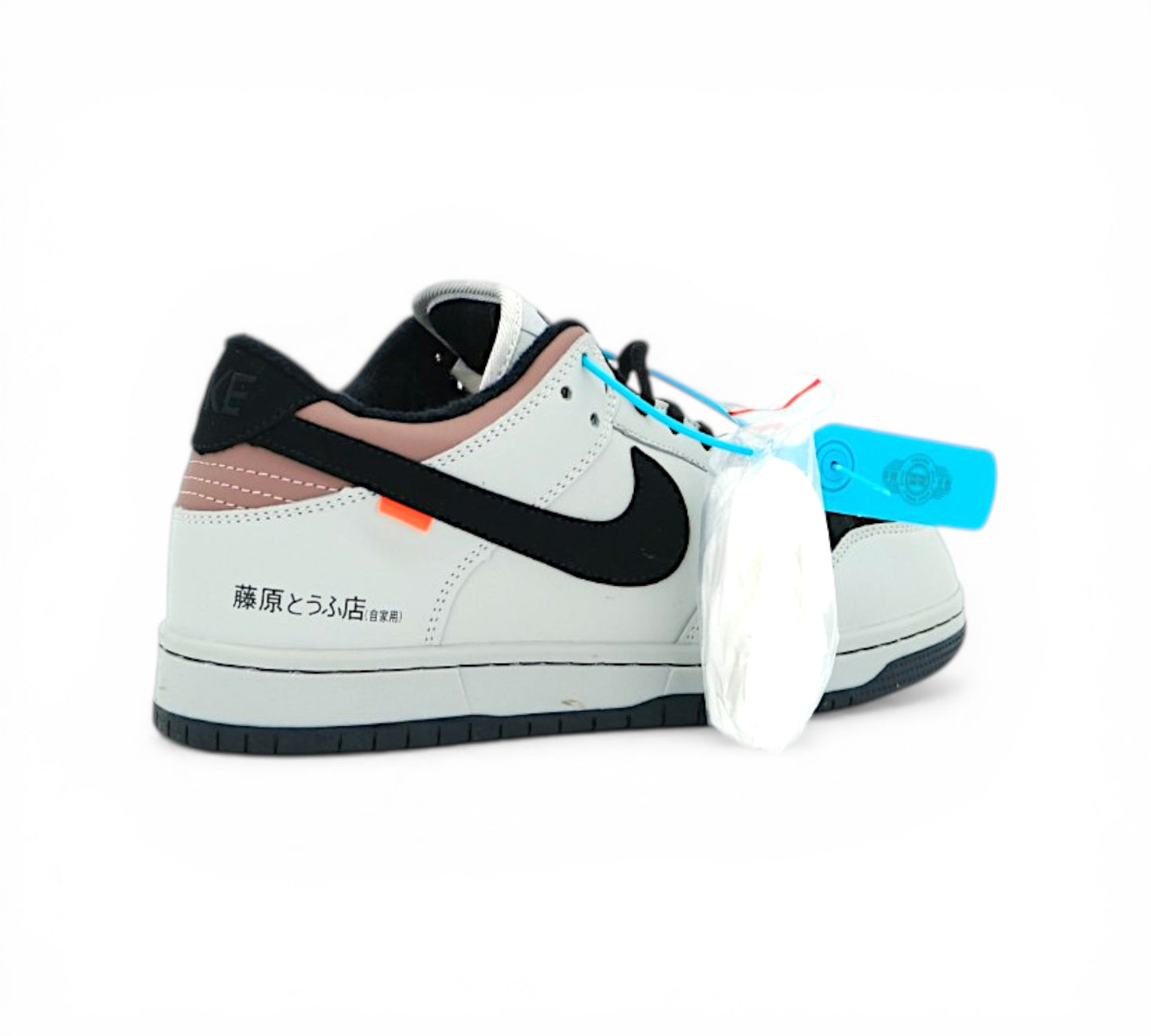 Кроссовки Nike SB Dunk Low AE86, белые с черным, вид сбоку