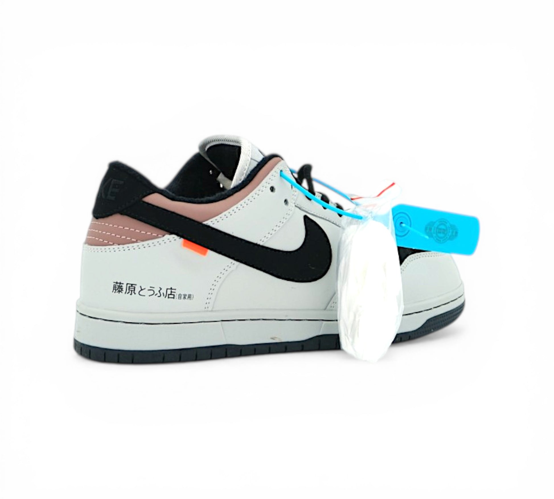 Кроссовки Nike SB Dunk Low AE86, белые с черным, вид сбоку