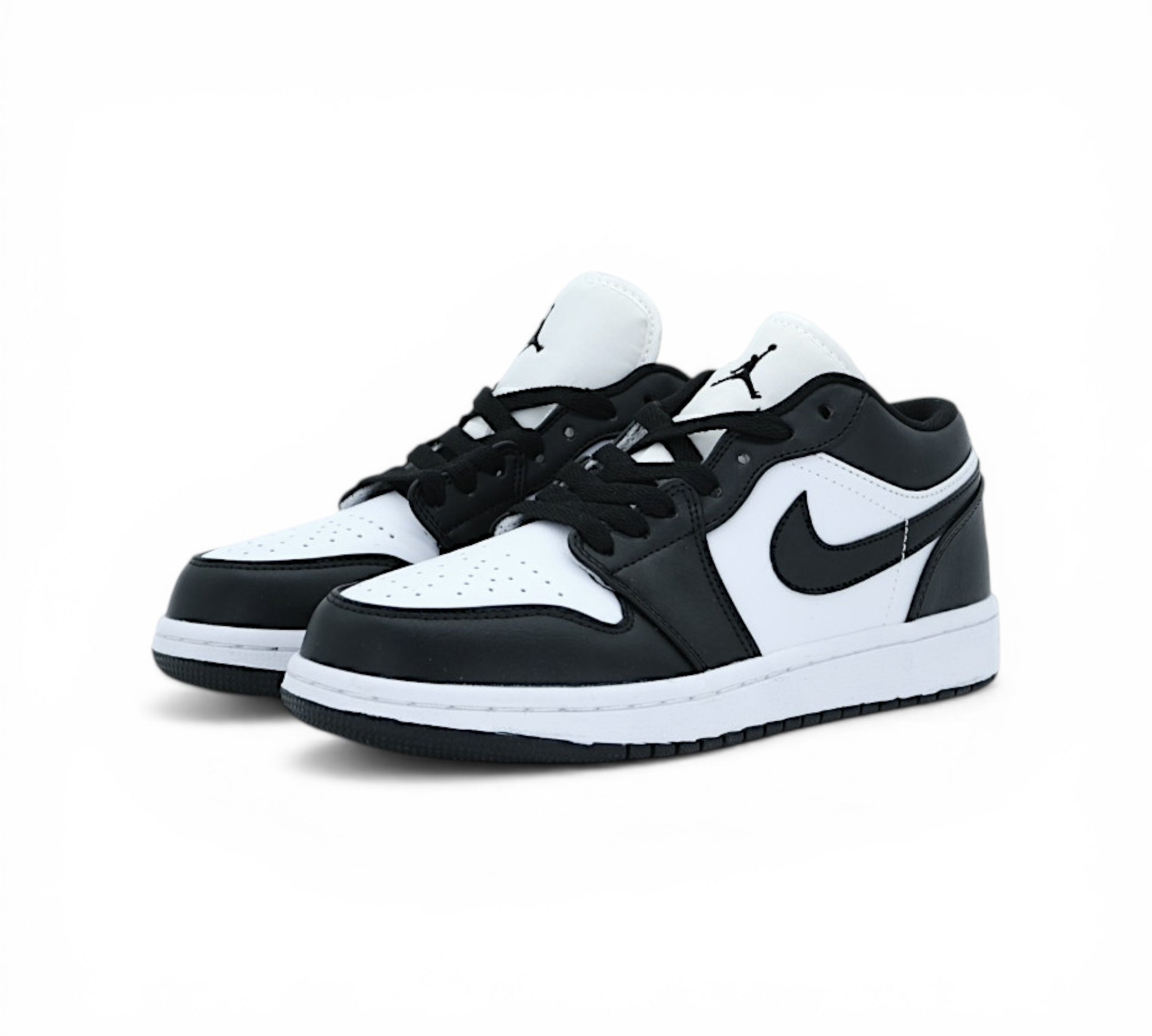 Кроссовки Nike Air Jordan 1 Low чёрно-белые, вид сбоку