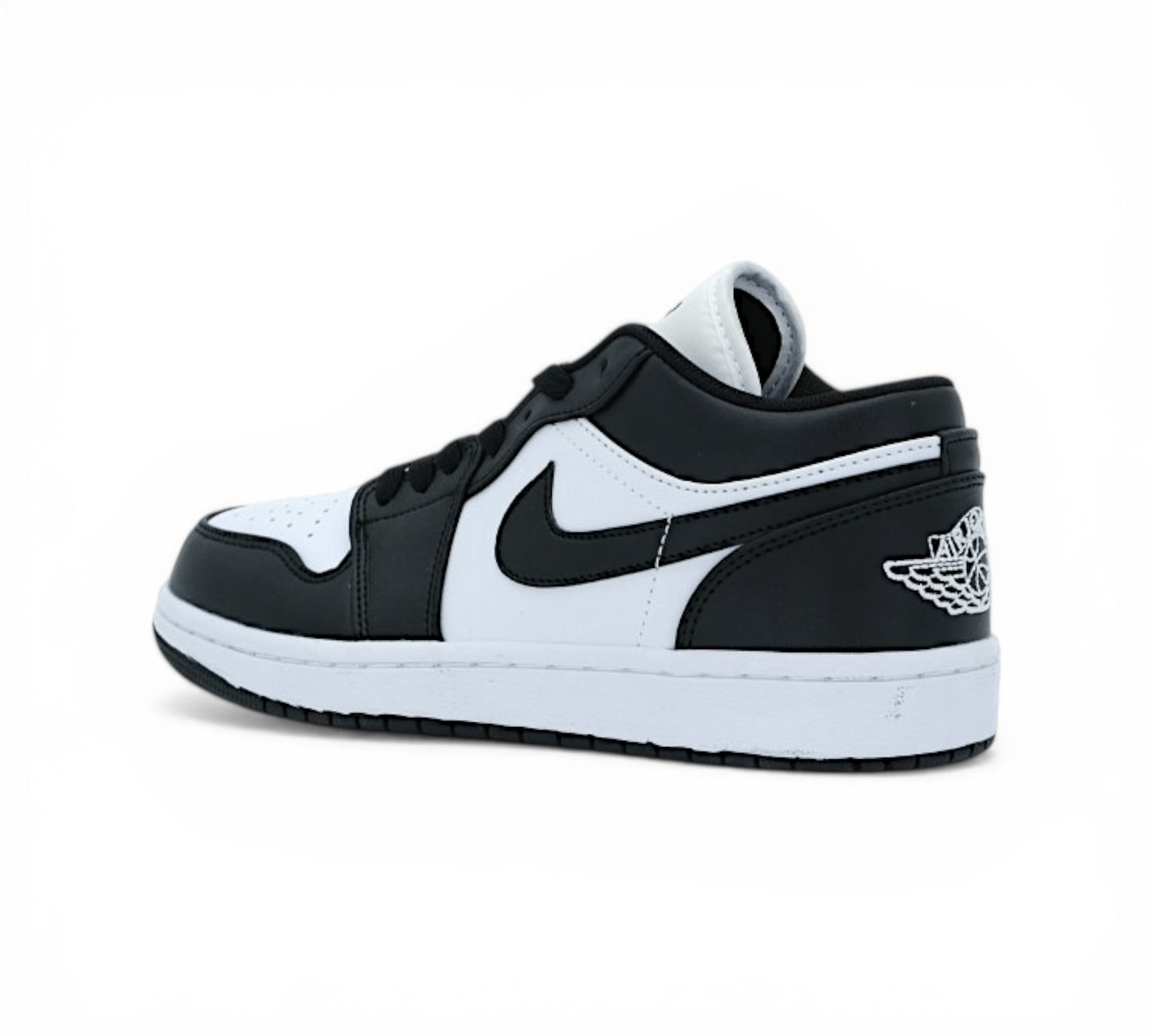 Кроссовки Nike Air Jordan 1 Low чёрно-белые, вид сбоку