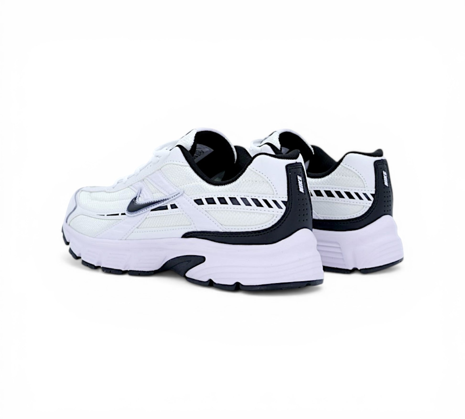 Кроссовки Nike P-7000 белые, вид сбоку