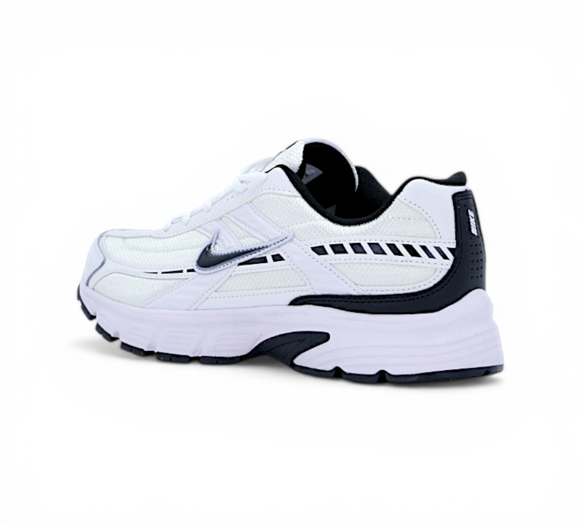 Кроссовки Nike P-7000 белые, вид сбоку