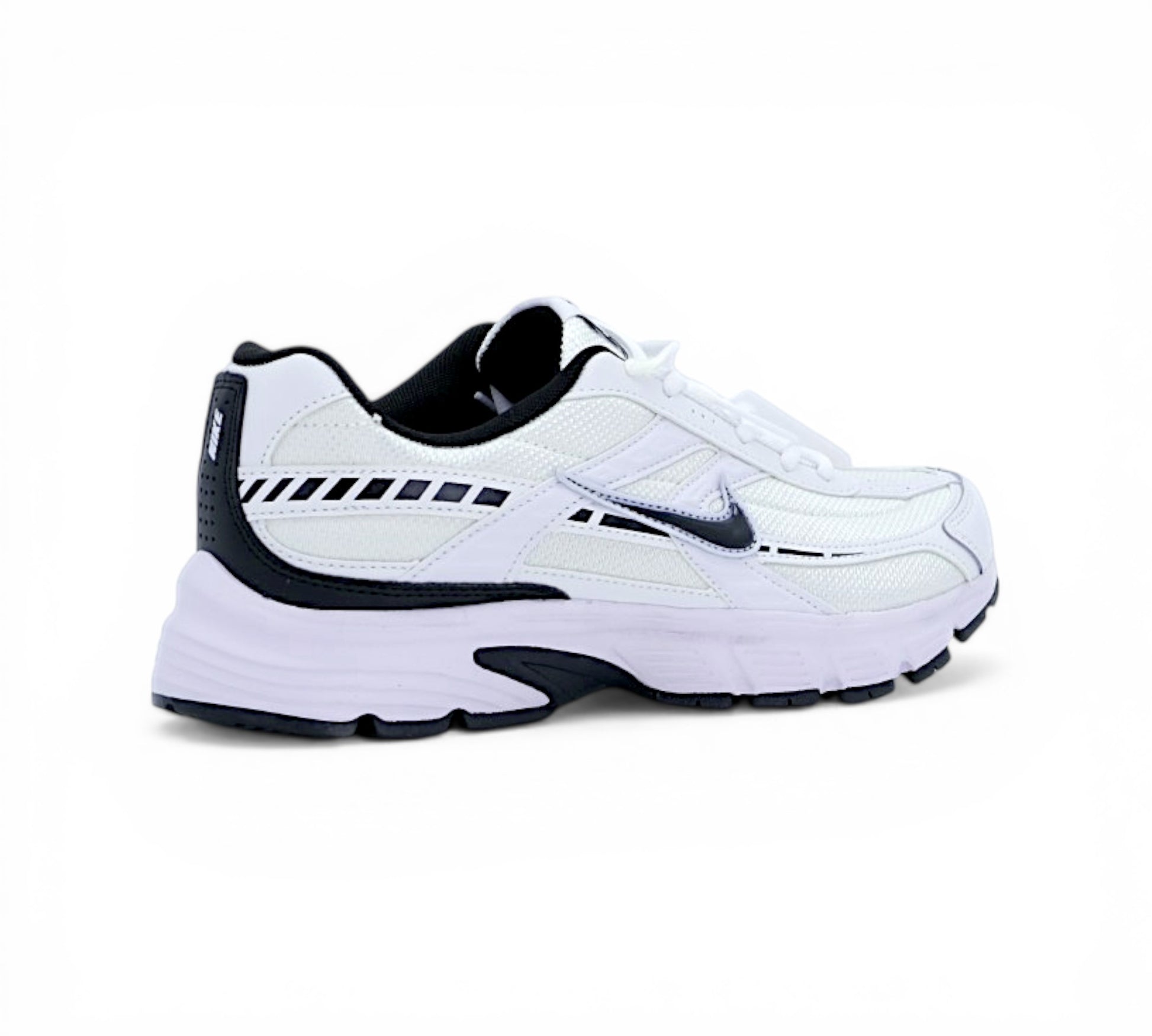 Кроссовки Nike P-7000 белые, вид сбоку