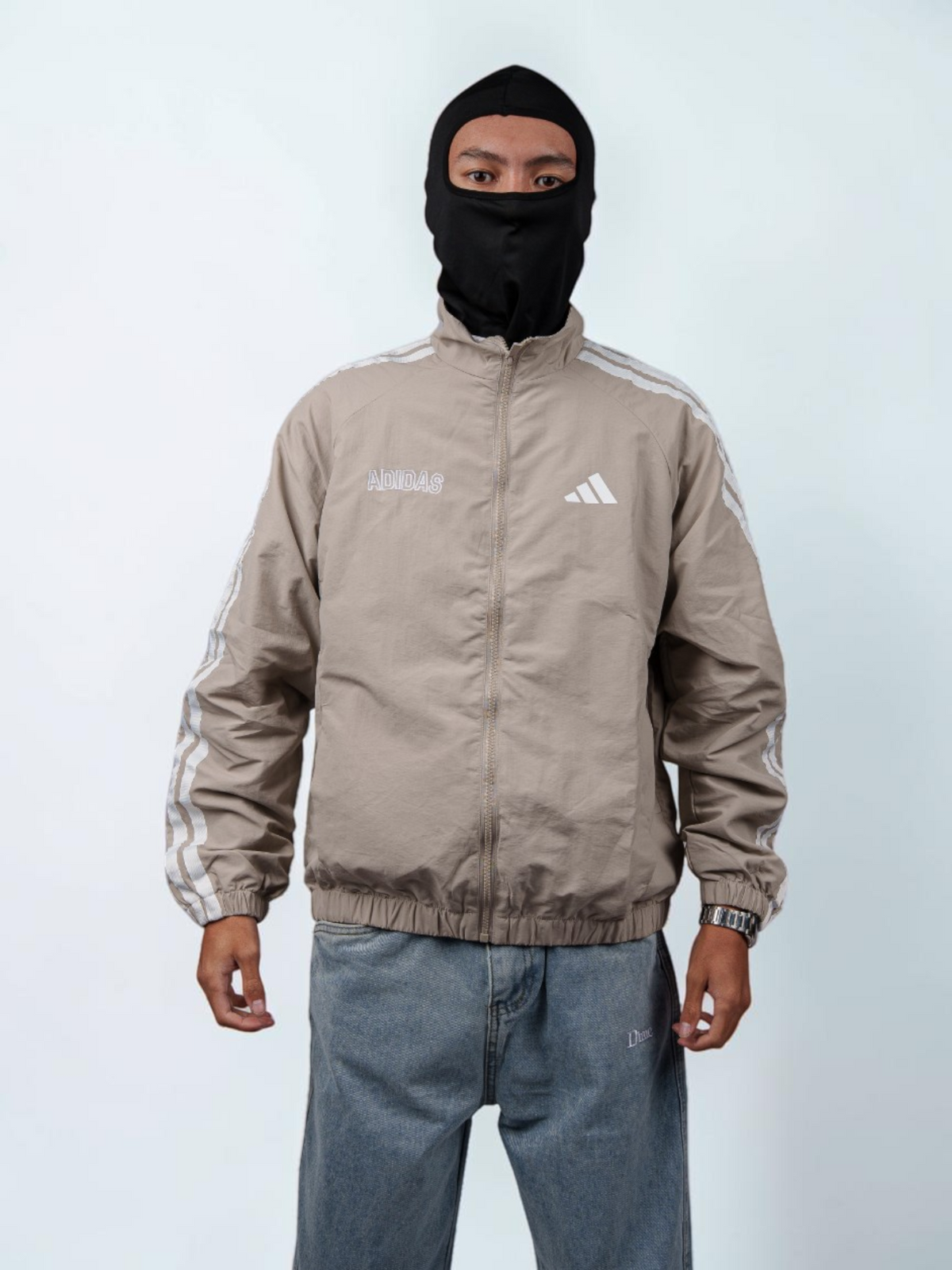 Куртка Adidas с 3 полосами серо-бежевая — вид спереди, на модели | GAMEOVERSHOP