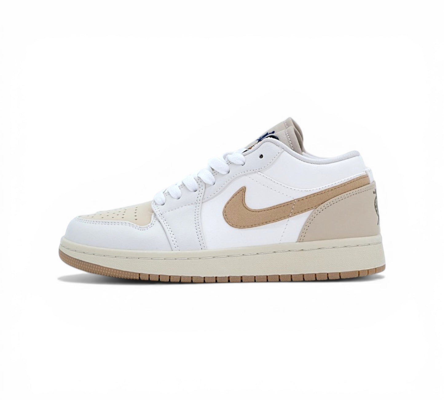 Кроссовки Nike Air Jordan 1 Low, белые с бежевым, вид сбоку