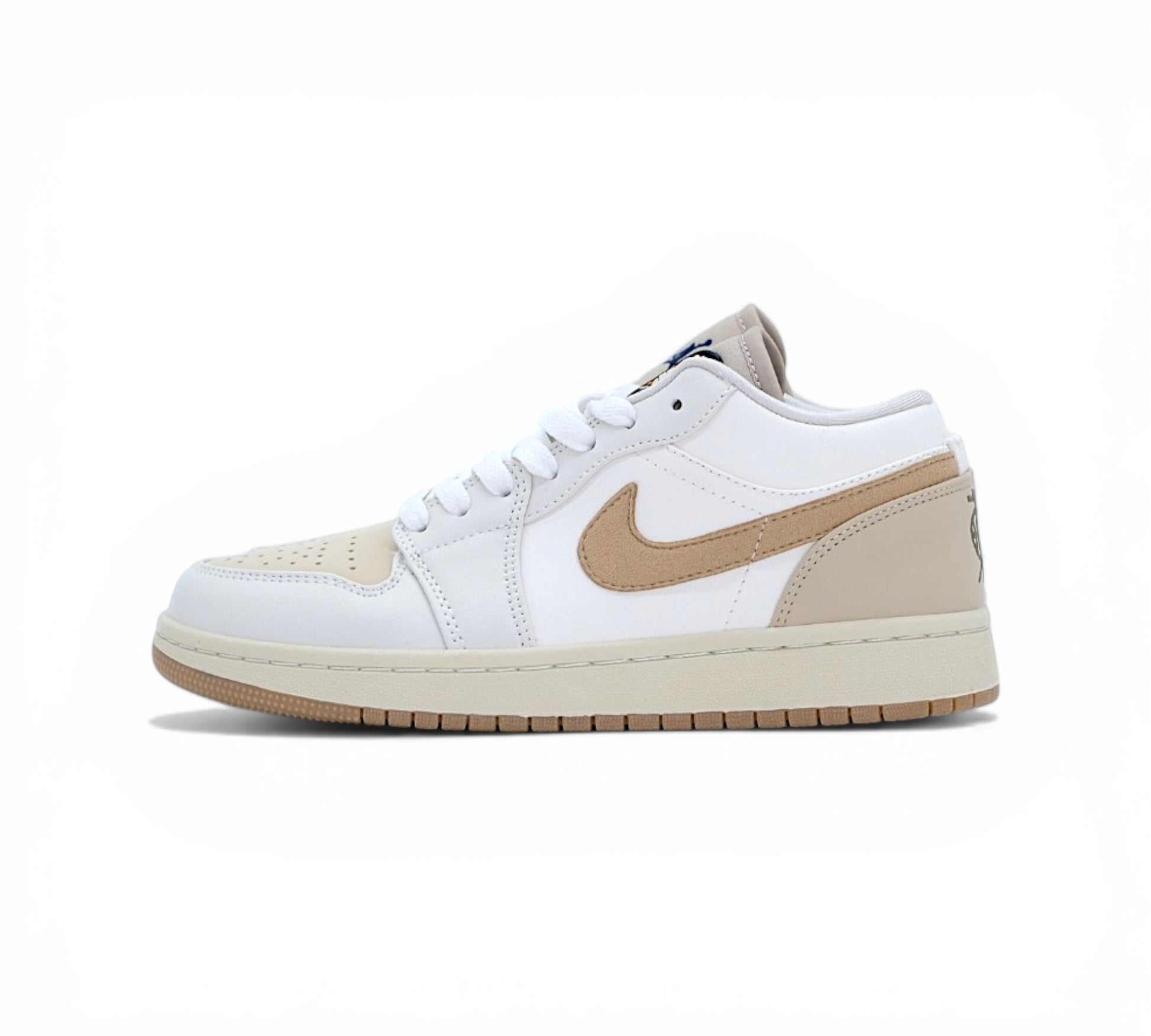 Кроссовки Nike Air Jordan 1 Low, белые с бежевым, вид сбоку