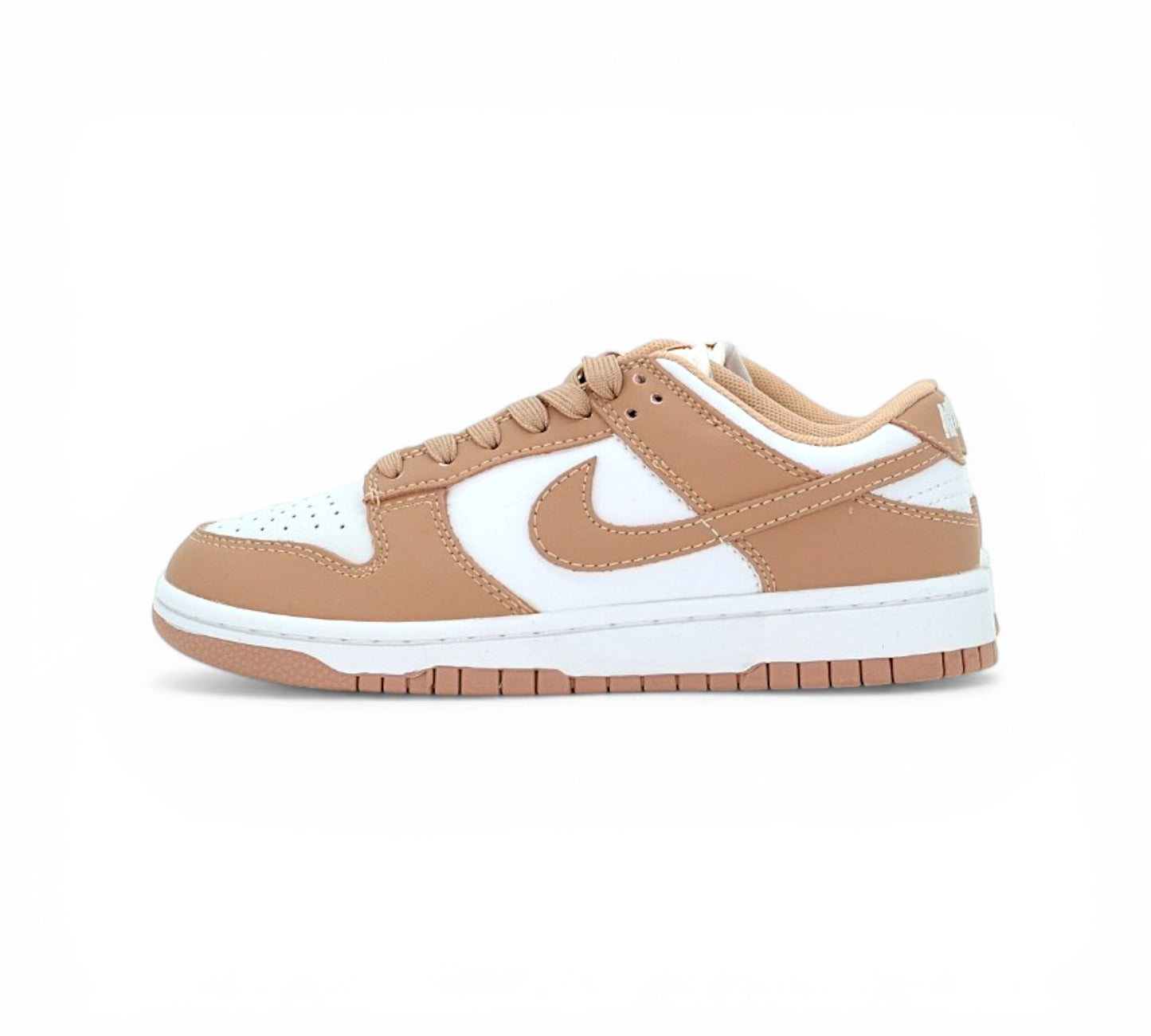 Кроссовки Nike Dunk Low, бежевые с белым, вид сбоку