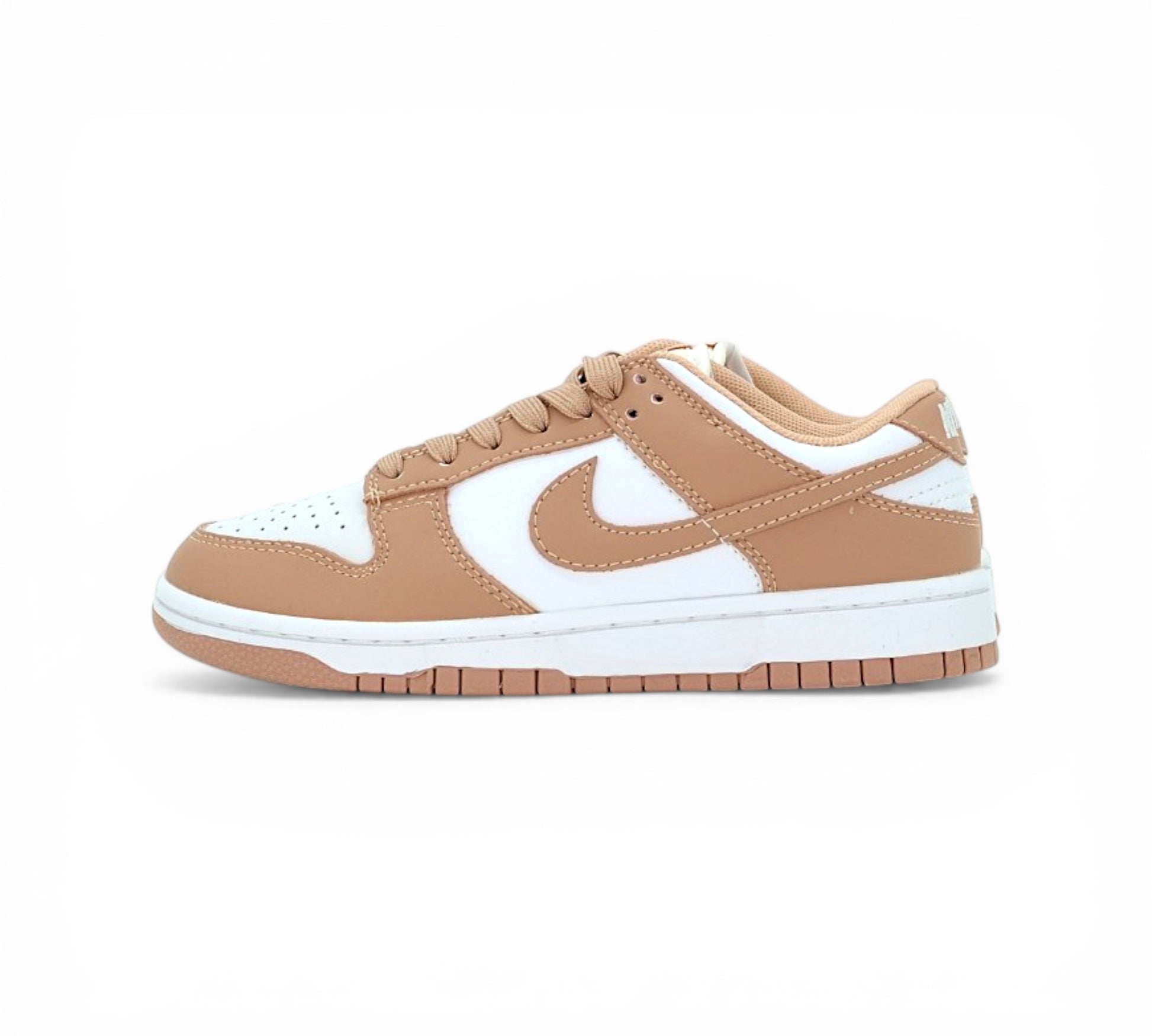 Кроссовки Nike Dunk Low, бежевые с белым, вид сбоку