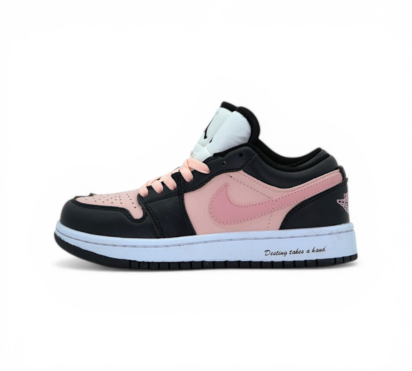 Кроссовки Jordan 1 Low, розовые с чёрным, вид сбоку