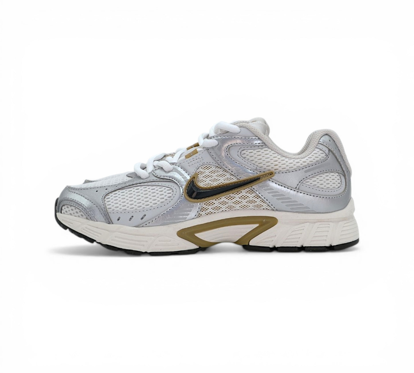 Кроссовки Nike V5 RNR, серебристые с бежевым, вид сбоку