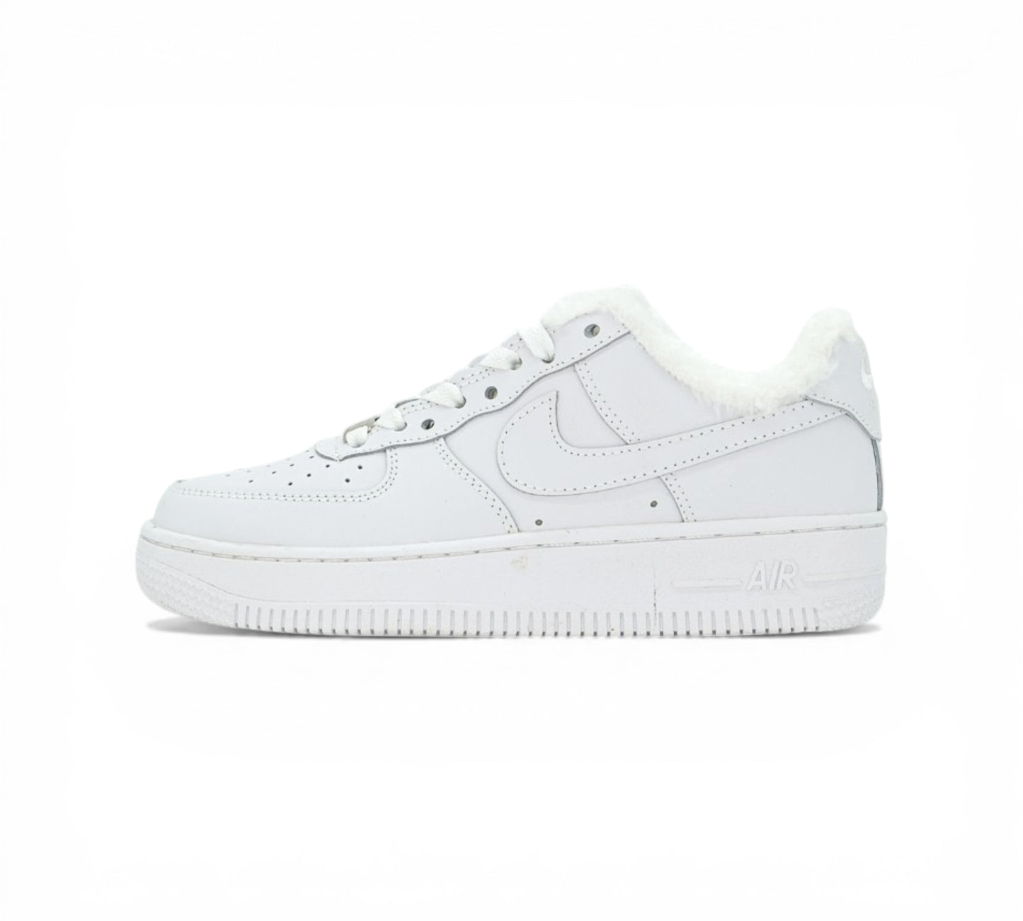 Кроссовки Nike Air Force 1 белые с мехом вид сбоку