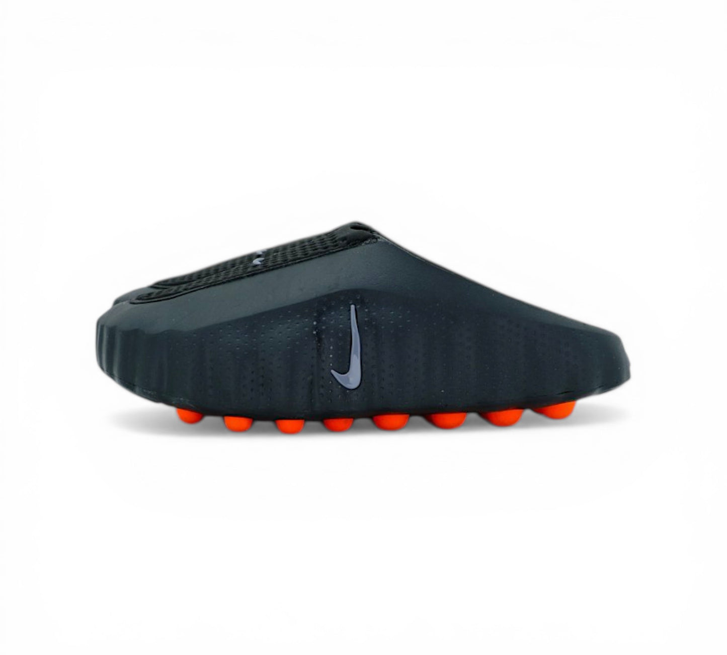 Мюли Nike Calm, черные, с оранжевой подошвой, вид сбоку