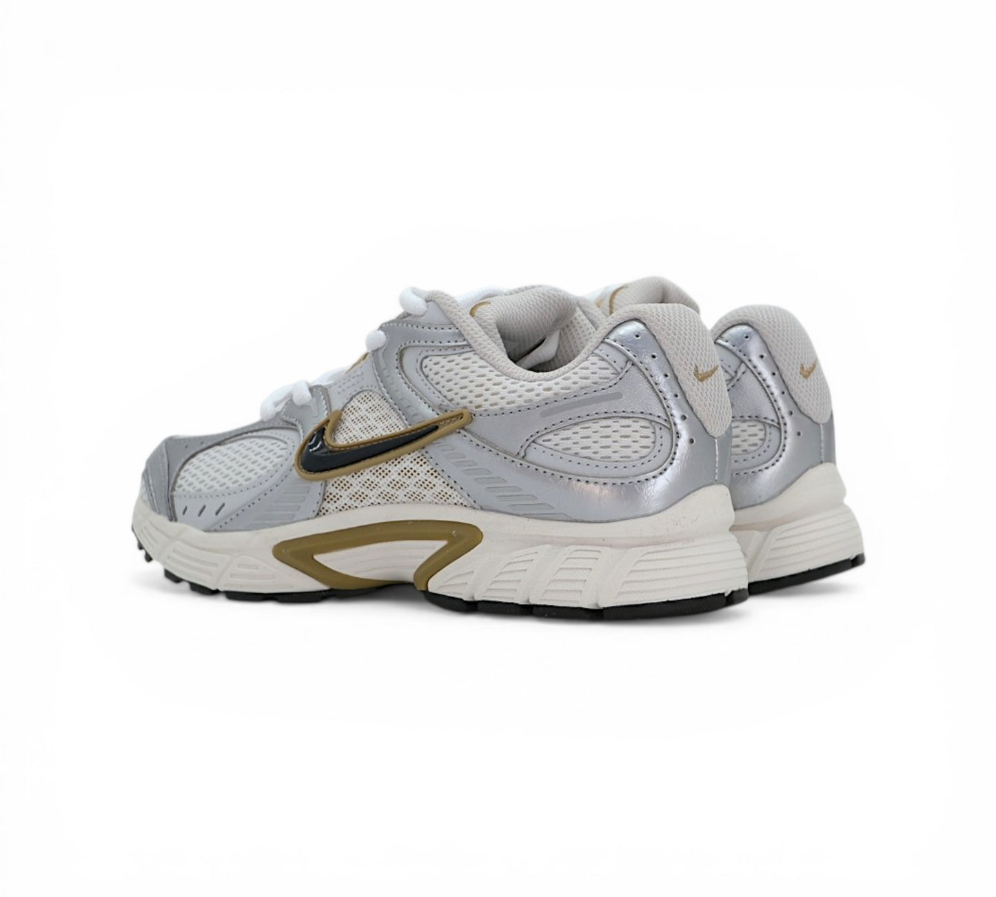 Кроссовки Nike V5 RNR, серебристые с бежевым, вид сбоку
